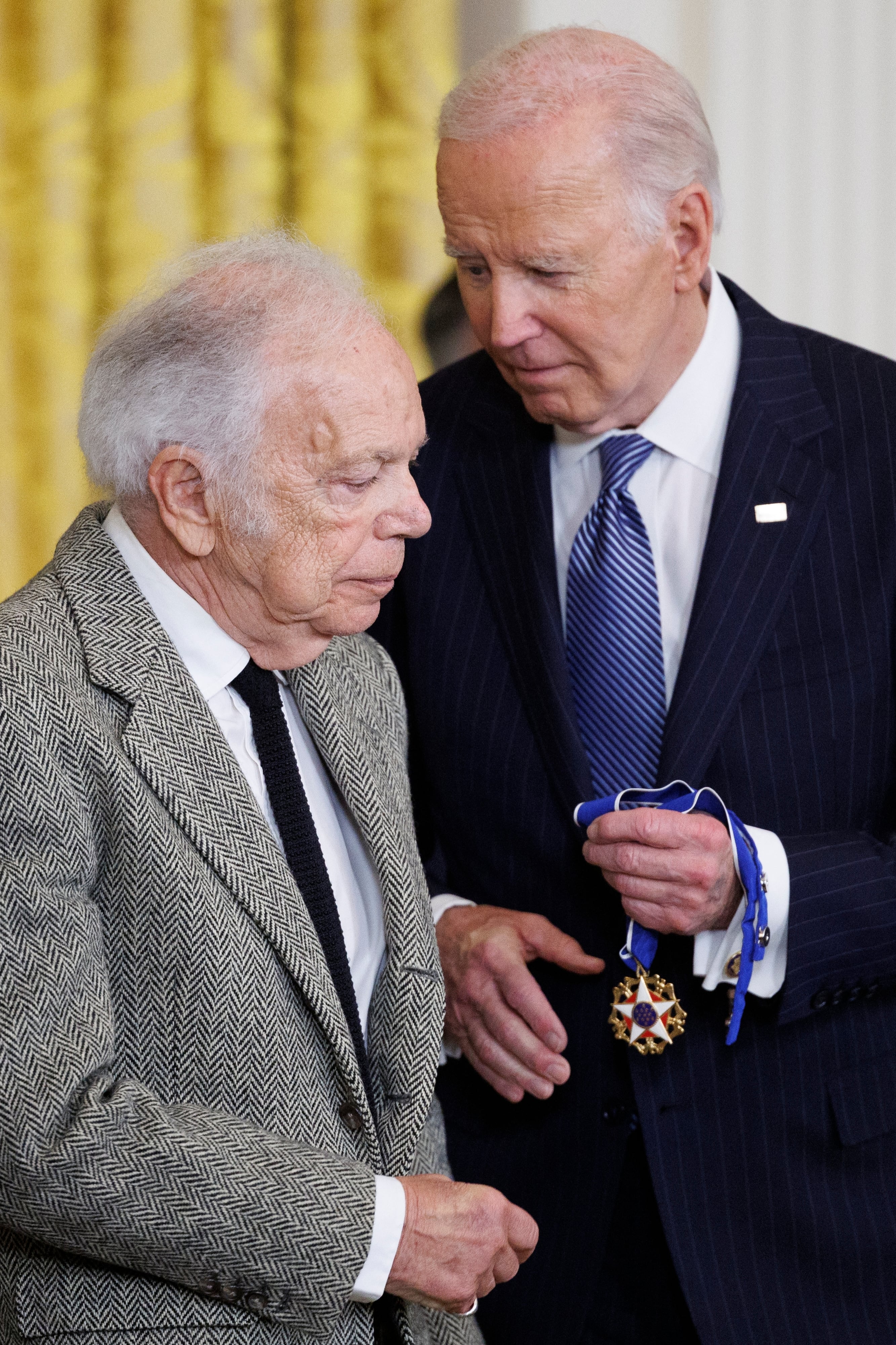 El diseñador Ralph Lauren departiendo con el presidente Joe Biden durante la entrega de las Medallas de la Libertad.
