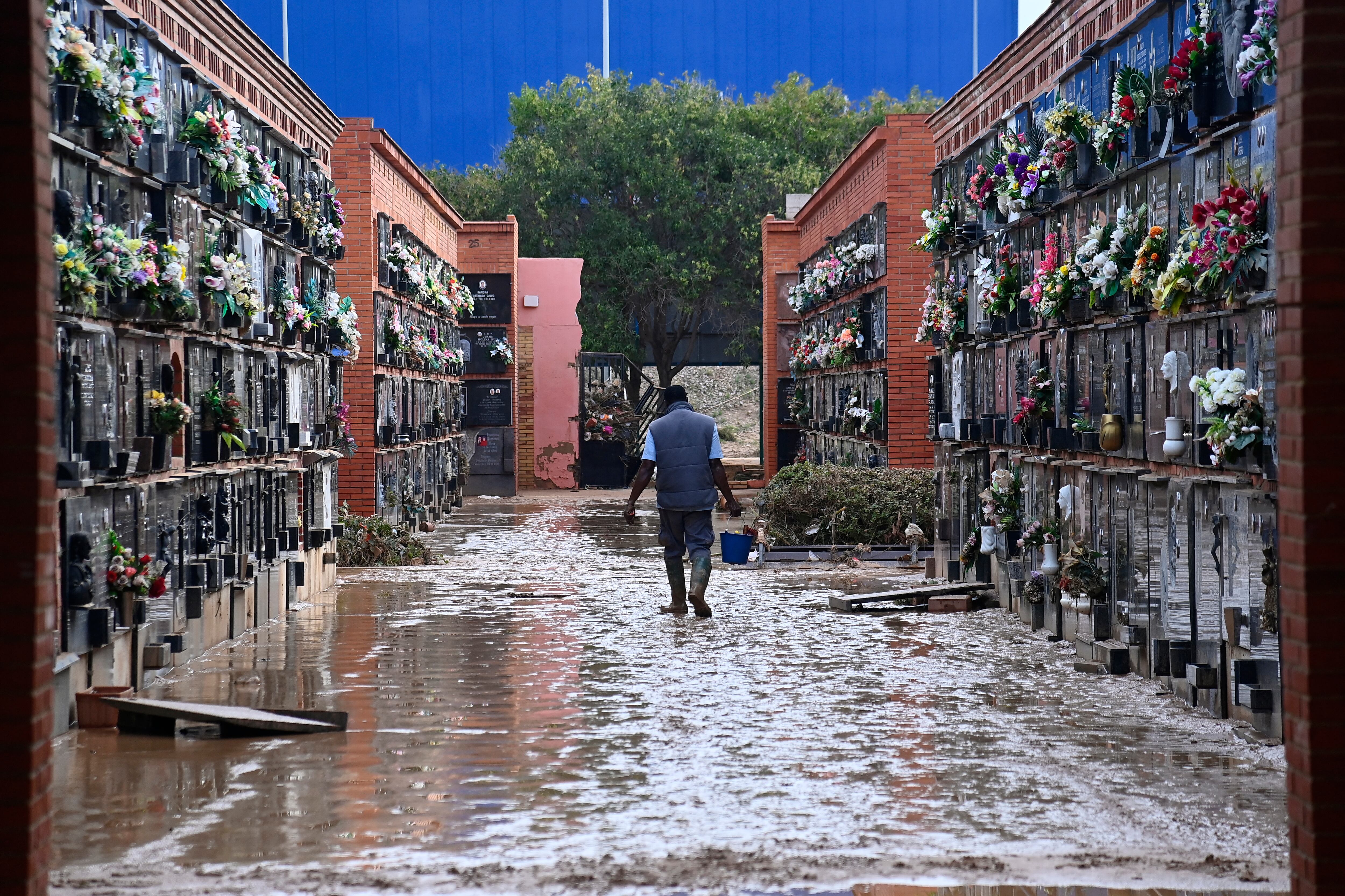 Devastador impacto de las inundaciones en el cementerio de Alfafar, Valencia, donde los nichos resultaron afectados; el número de muertos sigue creciendo y decenas siguen desaparecidos. Foto: JOSE JORDAN / AFP