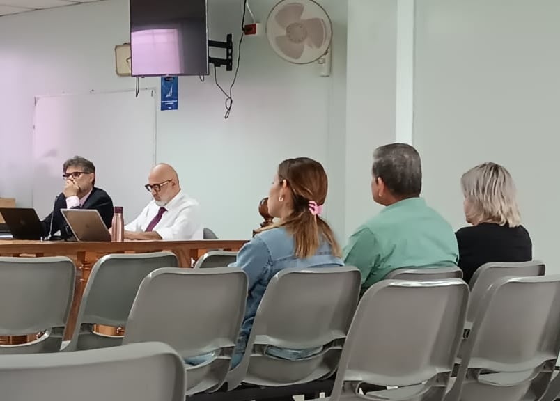José Antonio Carmona (camisa verde), declaró en el debate que su hijo era amante del ciclismo y que el día del atropello había salido solo a hacer ejercicio. Al fondo, el abogado de la familia, Federico Campos (camisa blanca).