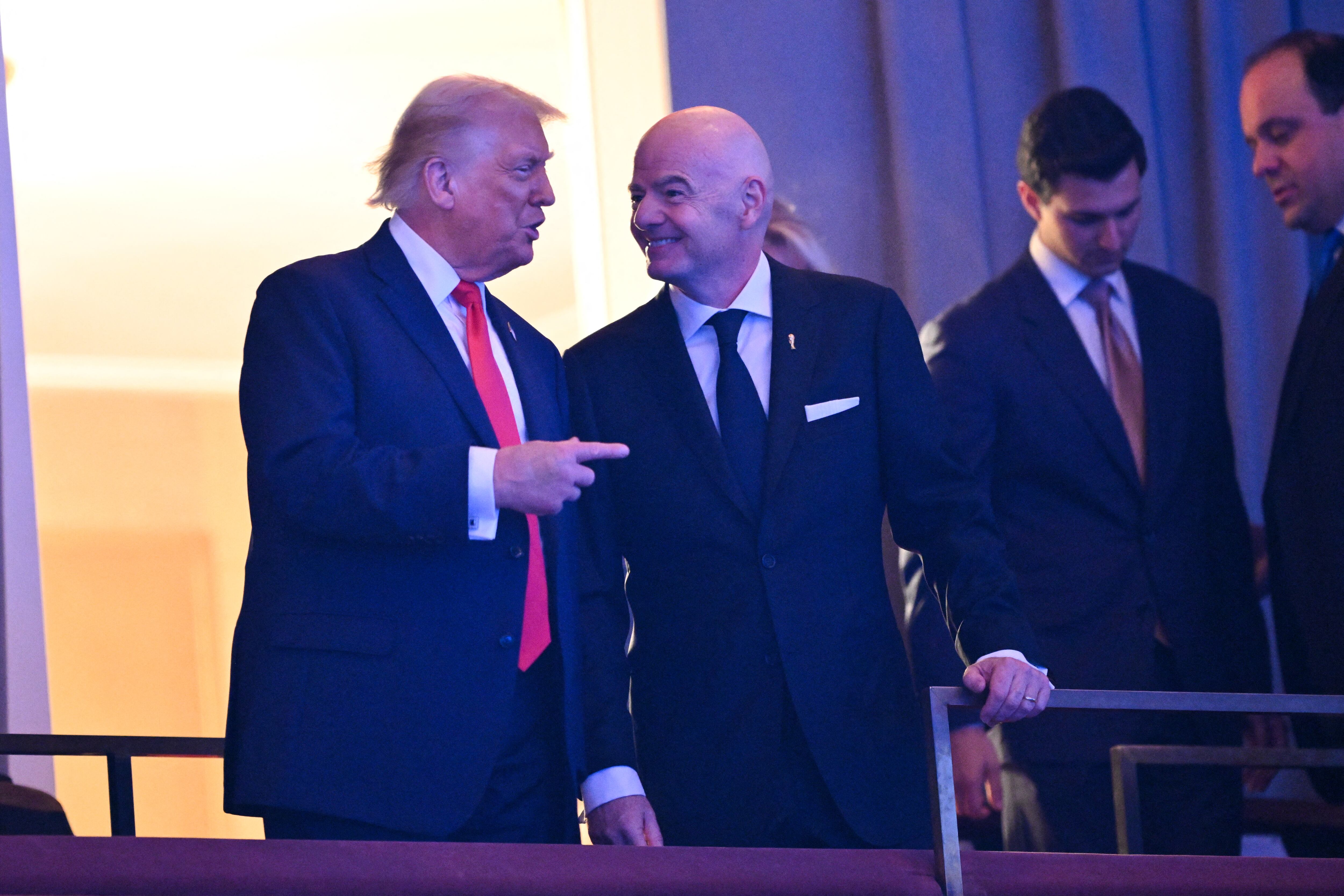 El presidente estadounidense Donald Trump conversa con el presidente de la FIFA, Gianni Infantino, en el sorteo del Mundial 2026 en el Kennedy Center de Washington.