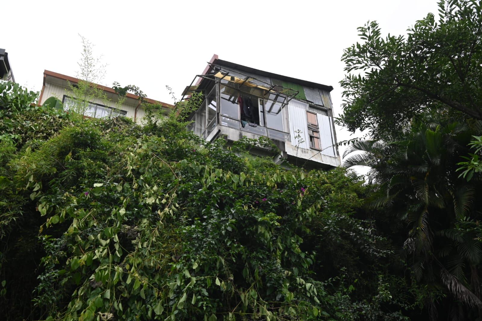 El muro de retención de una vivienda en Barrio La Salle colapsó tras años de advertencias ignoradas por la Municipalidad, según denunciaron los vecinos.