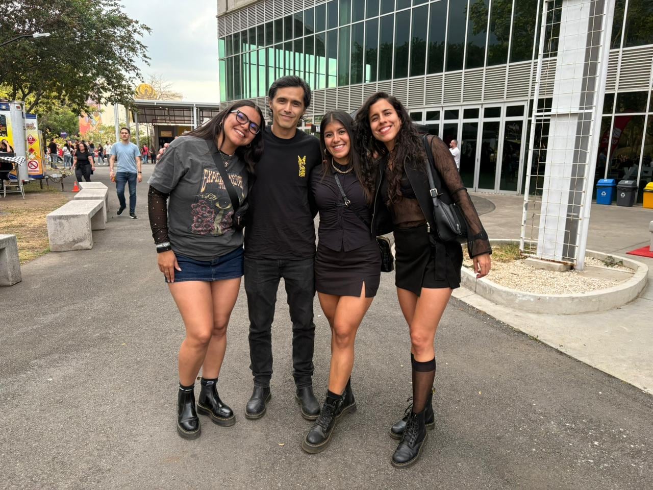Los presentes en Parque Viva se declaran 'muy fanáticos' de The Killers previo a su concierto.