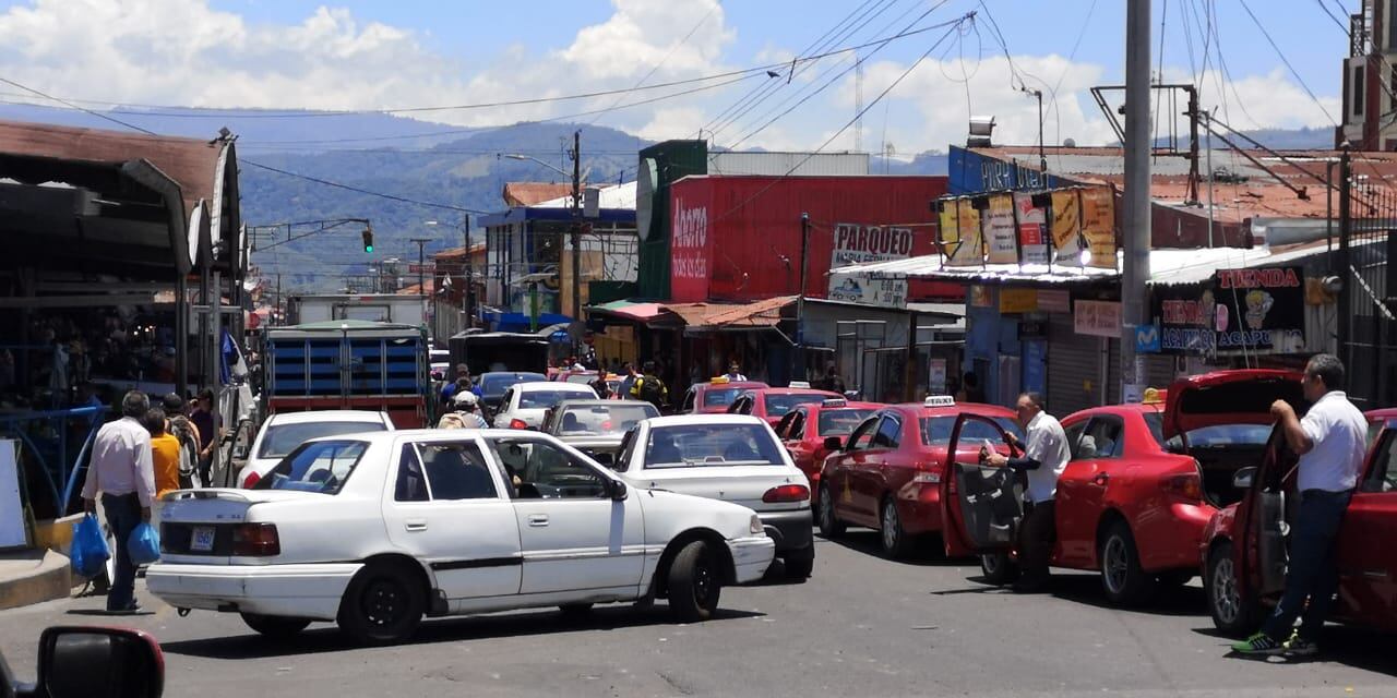 En las cercanías del Mercado Municipal de Cartago se observaron bastantes vehículos, pese a que este sábado 4 de abril empezó a regir la restricción sanitaria diurna. Entre 5 a. m. y 5 p. m. no pueden transitar placas terminadas en número par. Imagen de la afluencia de personas la mañana de este sábado 4 de abril, en las afueras del Mercado Municipal de Cartago. Foto: Keyna Calderón