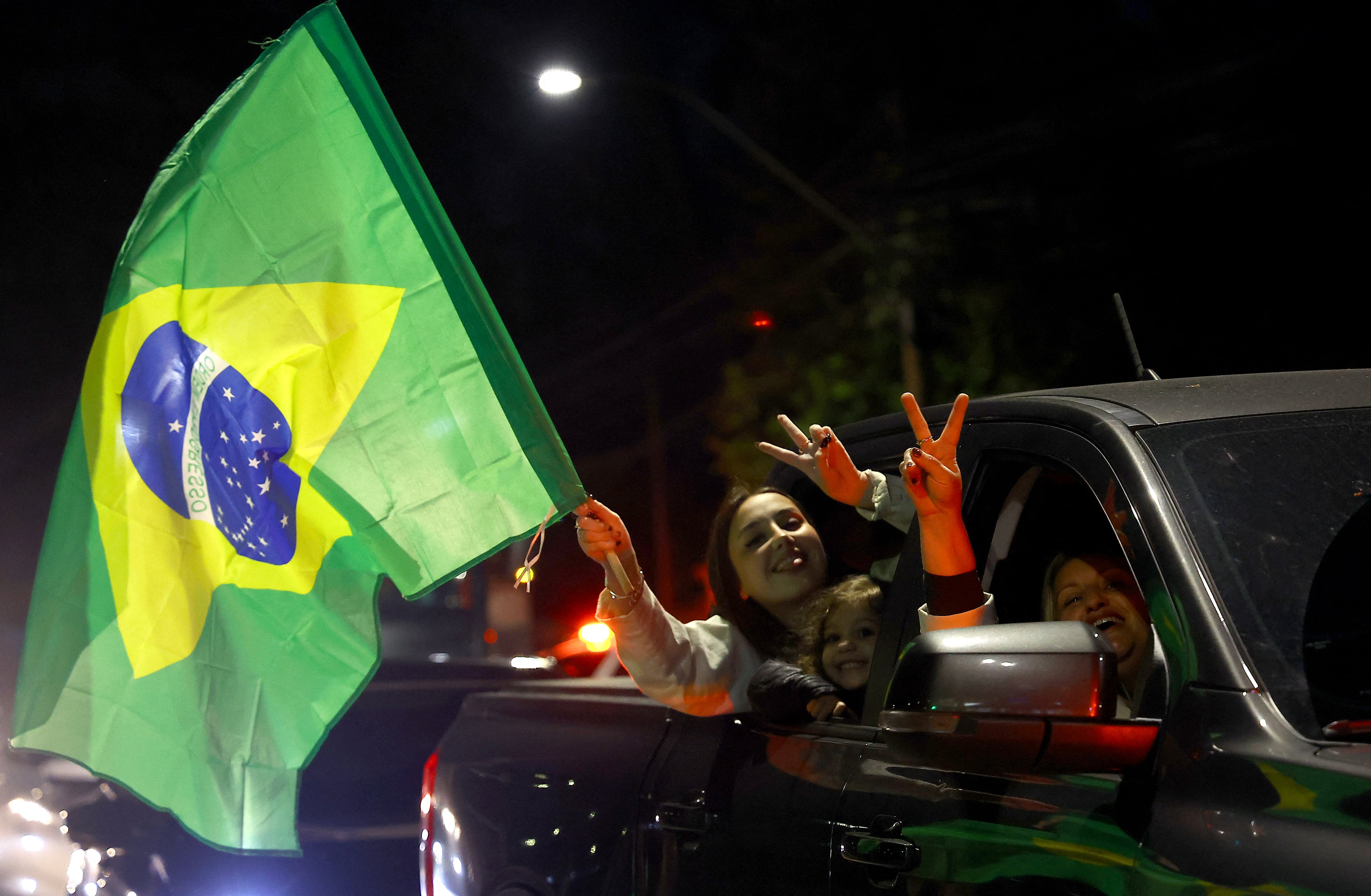 Partidarios del candidato presidencial derechista brasileño Flavio Bolsonaro celebraron los resultados parciales de las elecciones presidenciales en Porto Alegre, Brasil, el 4 de octubre de 2026.