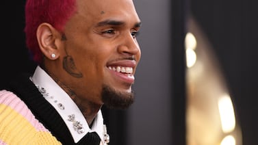 Cantante Chris Brown seguirá detenido por caso de presunta agresión a productor musical