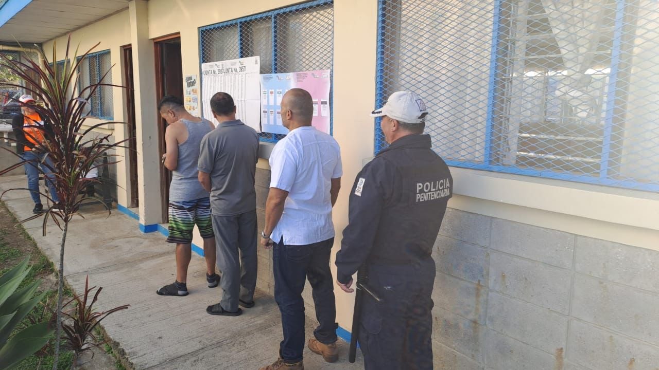 Privados de Libertad madrugaron para disfrutar privilegio de votar en las elecciones municipales 2024. Foto: Ministerio de Justicia