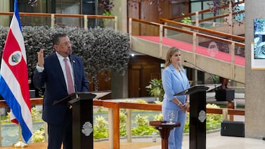 Rodrigo Chaves presentará plan fiscal a Laura Fernández para evitar un aumento de la deuda pública