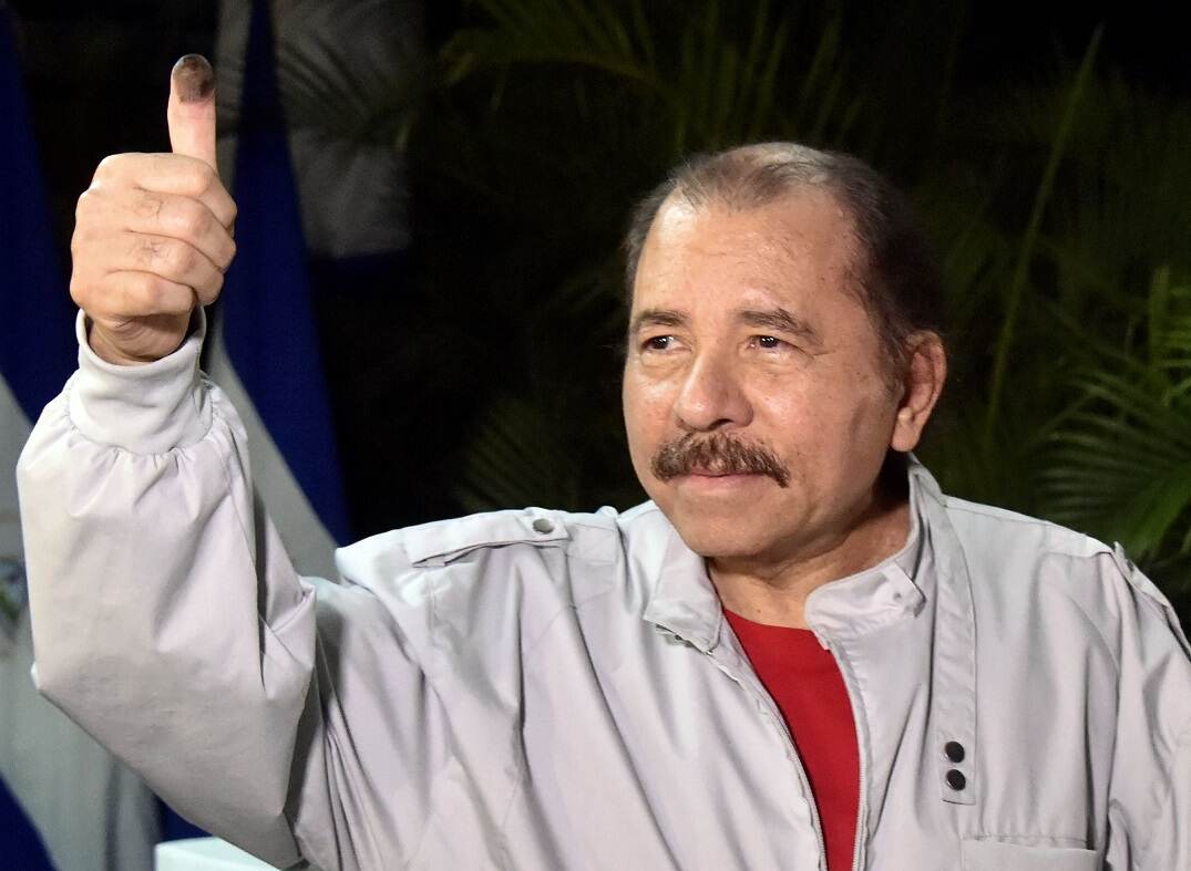 El presidente Daniel Ortega mostró su pulgar después de que votó el domingo en Managua.