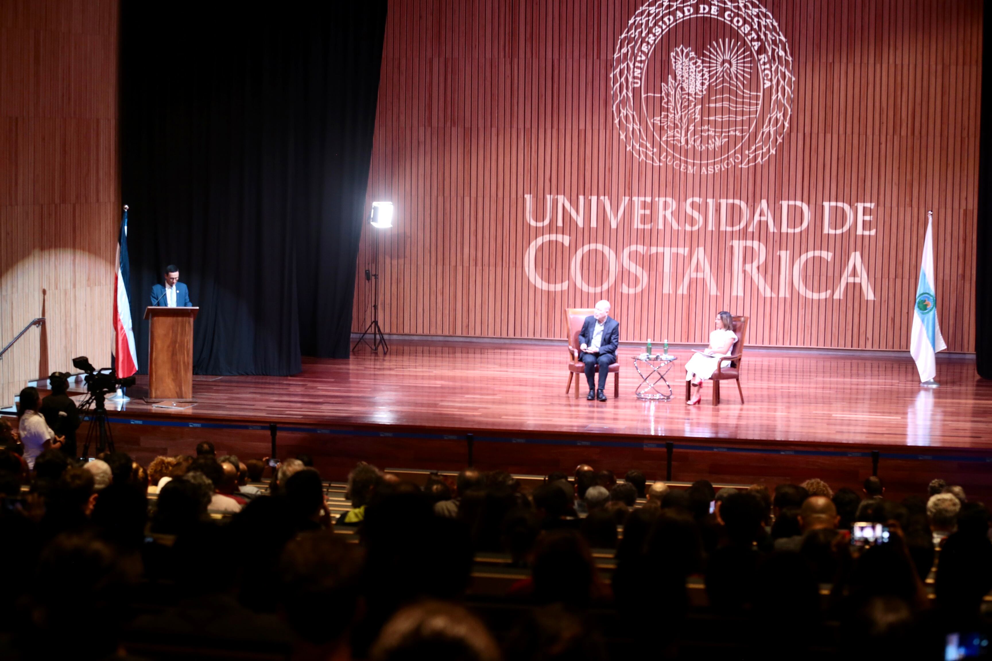 11/09/2023 En la UCR el cantautor Rubén Blades, realiza un conversatorio con la señor IIka Tremillo en el auditorio. Foto Alonso Tenorio