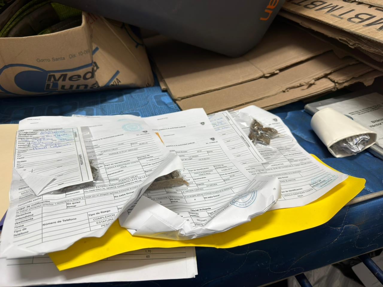 En la Delegación Regional de Sarapiquí, el sujeto tenía boletas de decomisos de droga escondidas en su casillero y, debajo del colchón almacenaba la droga que correspondía a esas boletas.