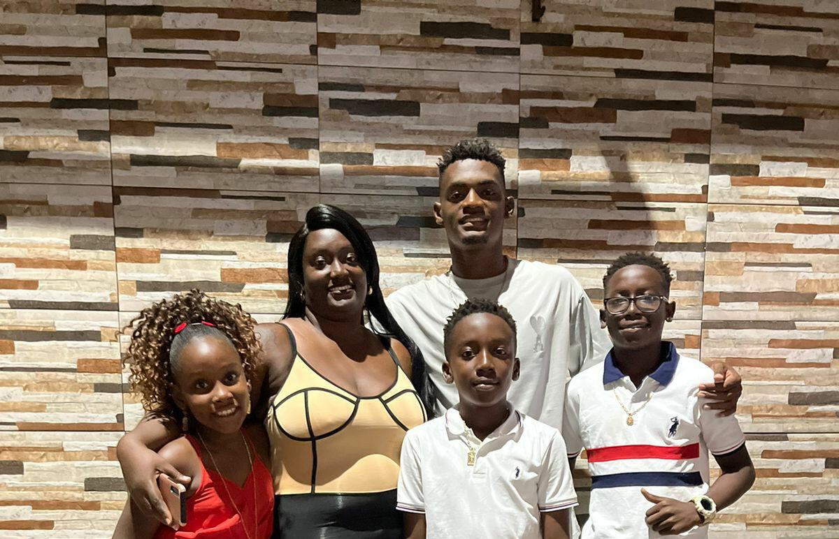 La fotografía familiar de Rashir Parkins con su mamá Nelda Parkins y con sus hermanos Rashawn, Rair y Rishuanny.