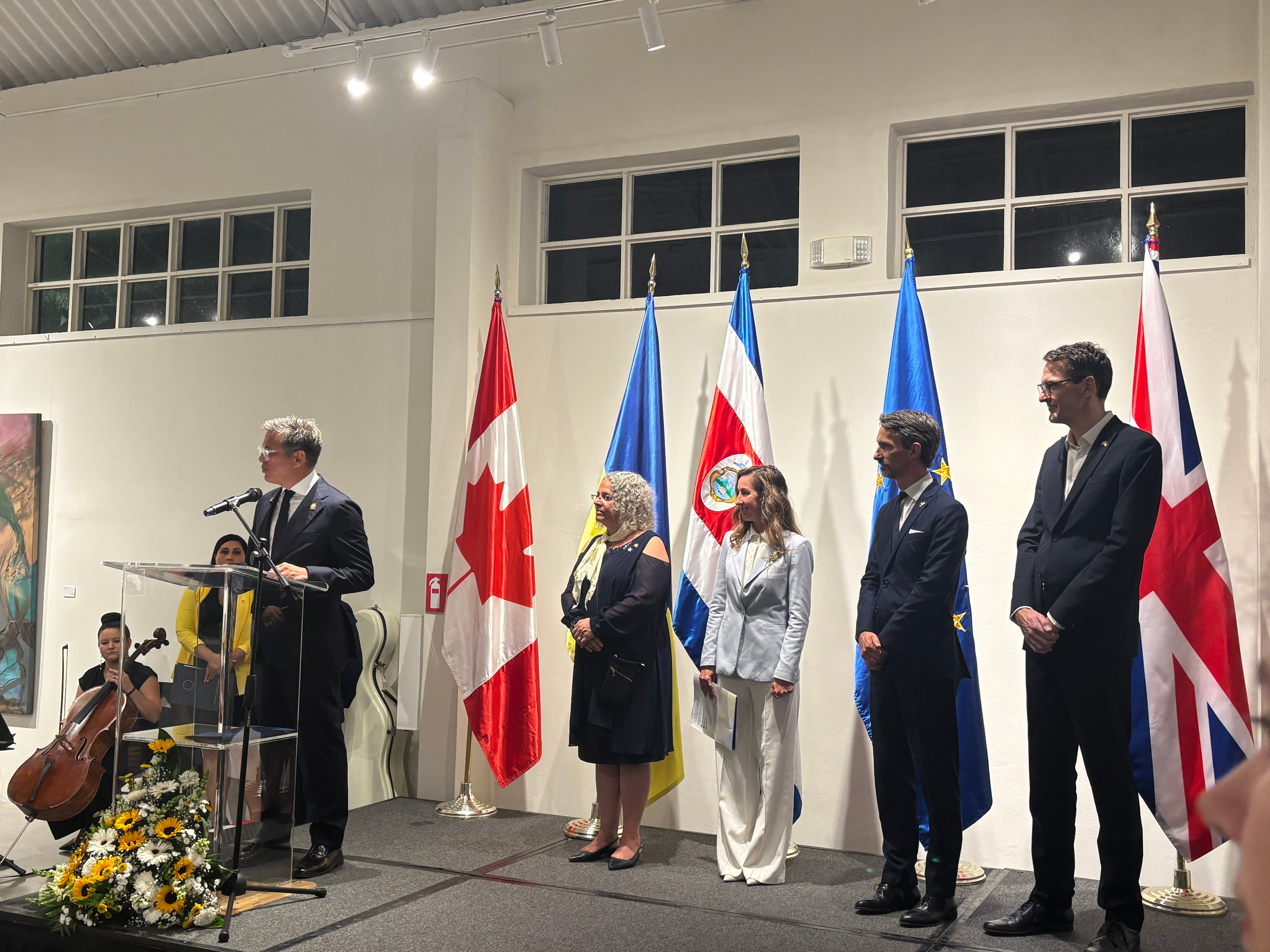 Manuel Tovar, canciller de la República, participó en la celebración de los 35 años de independencia de Ucrania.