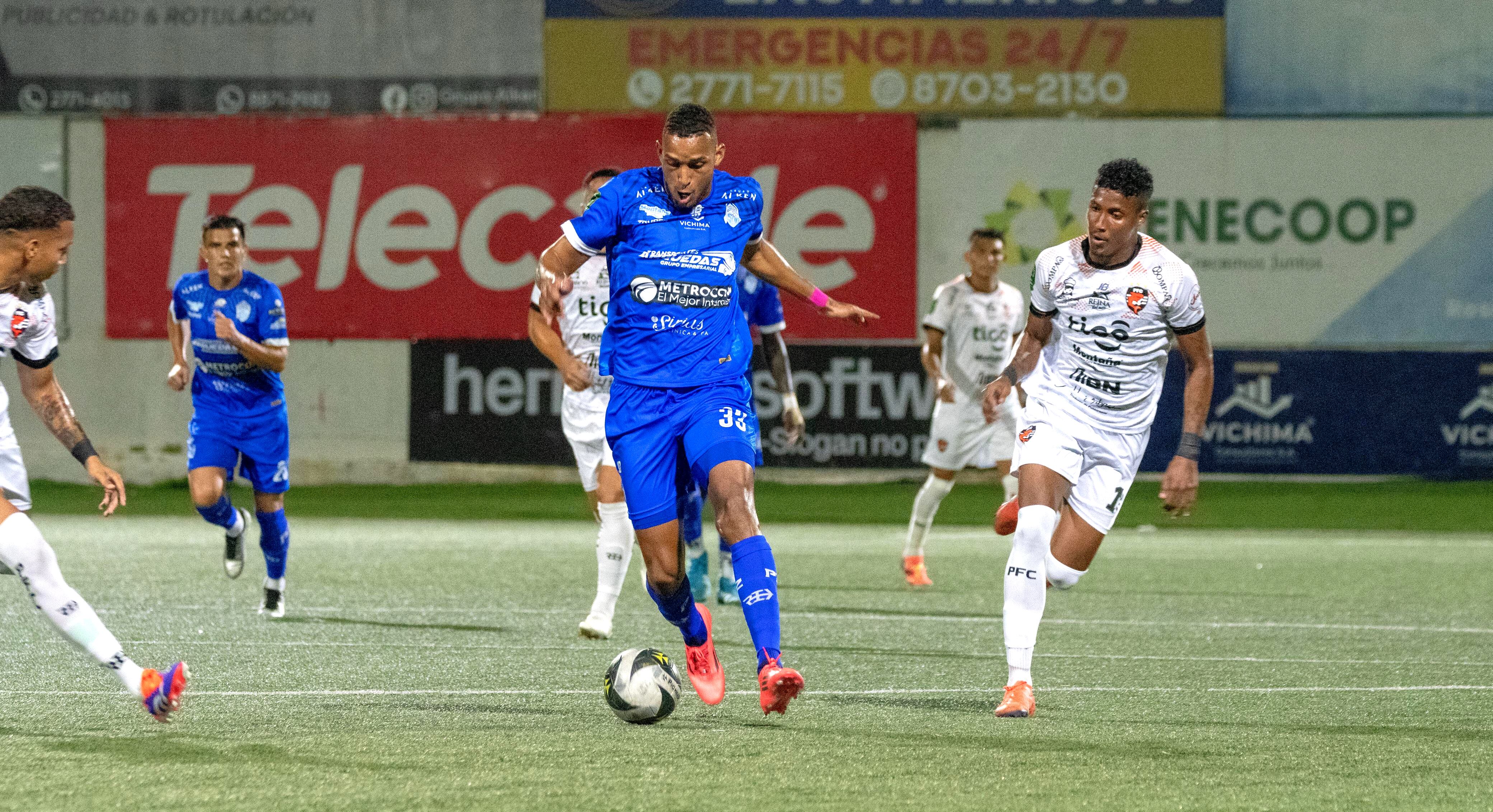 Manuel Moran de Perez Zeledon controla el balon ante la marca de Alexis Cundumi