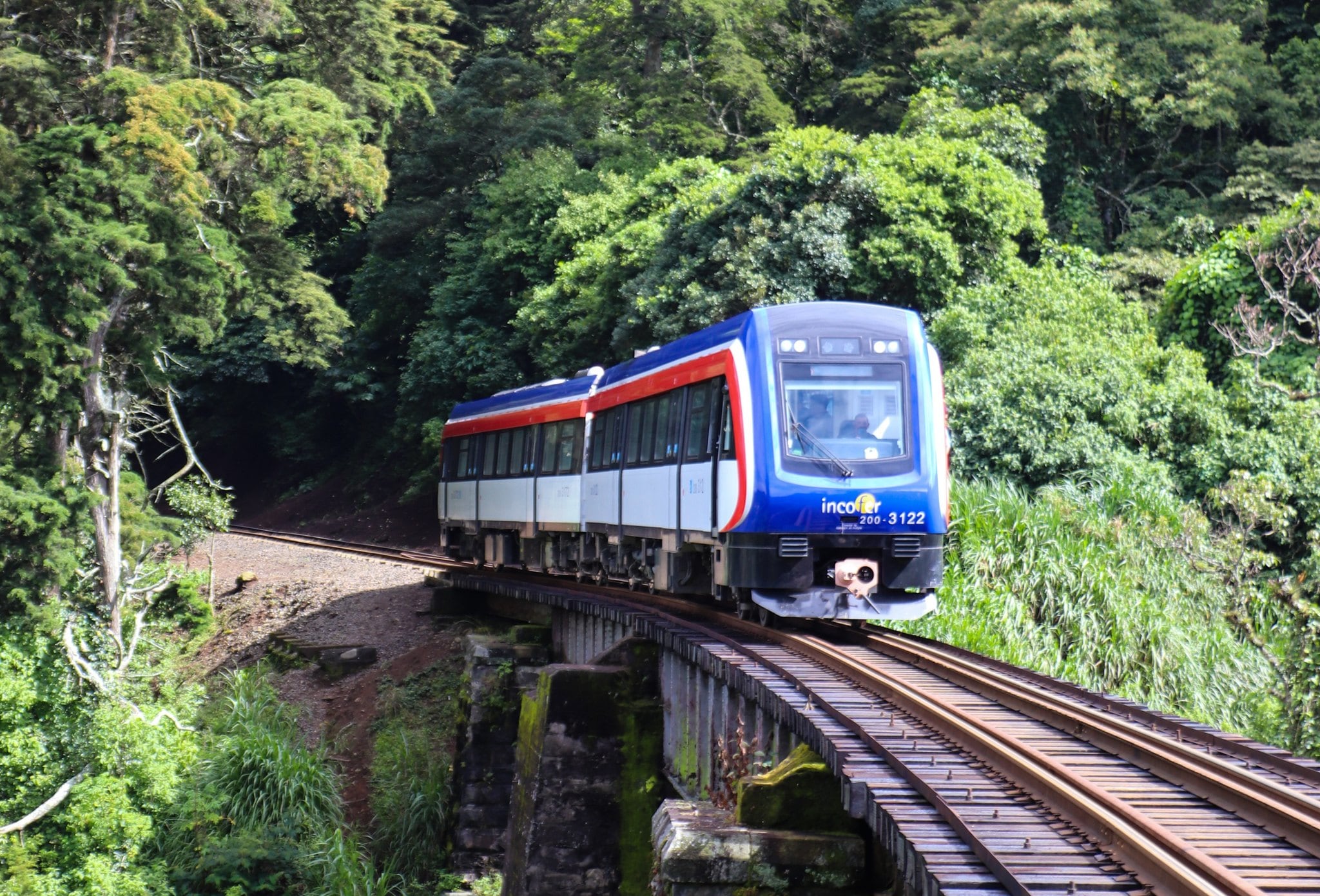 Arreglo en vía de tren a Cartago.