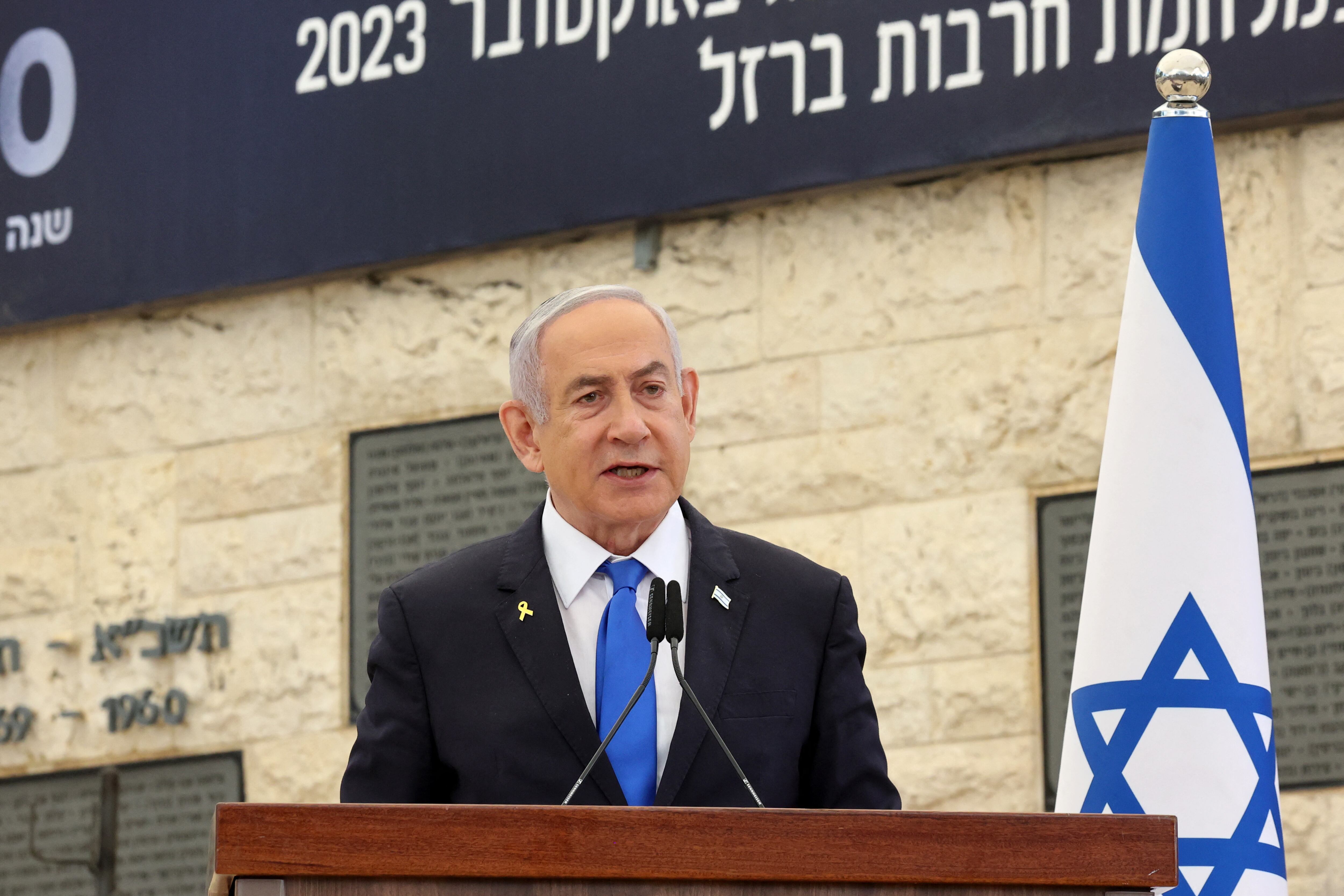 Benjamin Netanyahu en ceremonia conmemorativa en el Monte Herzl, Jerusalén, el 7 de octubre de 2023, recordando a los israelíes fallecidos en el ataque de Hamás.