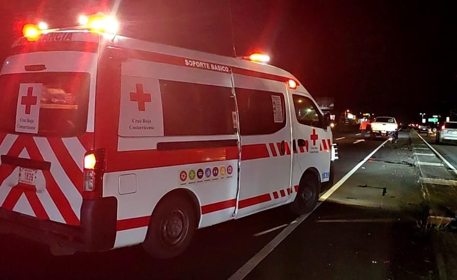 Personal de la Cruz Roja Costarricense atendió la emergencia por un atropello mortal ocurrido la noche de este sábado en Santo Domingo de Heredia