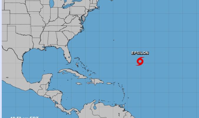 La tormenta tropical Épsilon está a unas 735 millas al este de las Bermudas. Desde el 2005 ningún ciclón obtenía este nombre, lo que refleja una temporada muy activa. Imagen: Centro Nal. de Huracanes.