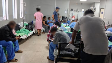 Paciente lleva cuatro días en una silla esperando camilla en Hospital de Liberia: ‘Un muchacho que se tragó una gillette esperó más’