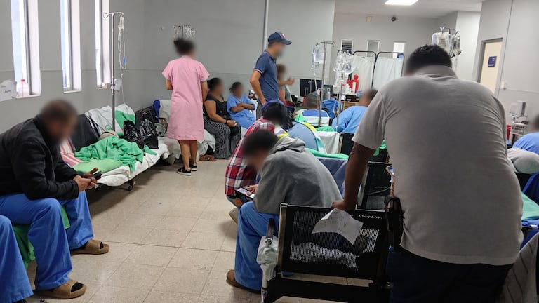 ‘Los pacientes se están muriendo’: Directores de hospitales confirman a ‘La Nación’ que sobreocupación en Emergencias está llegando al extremo