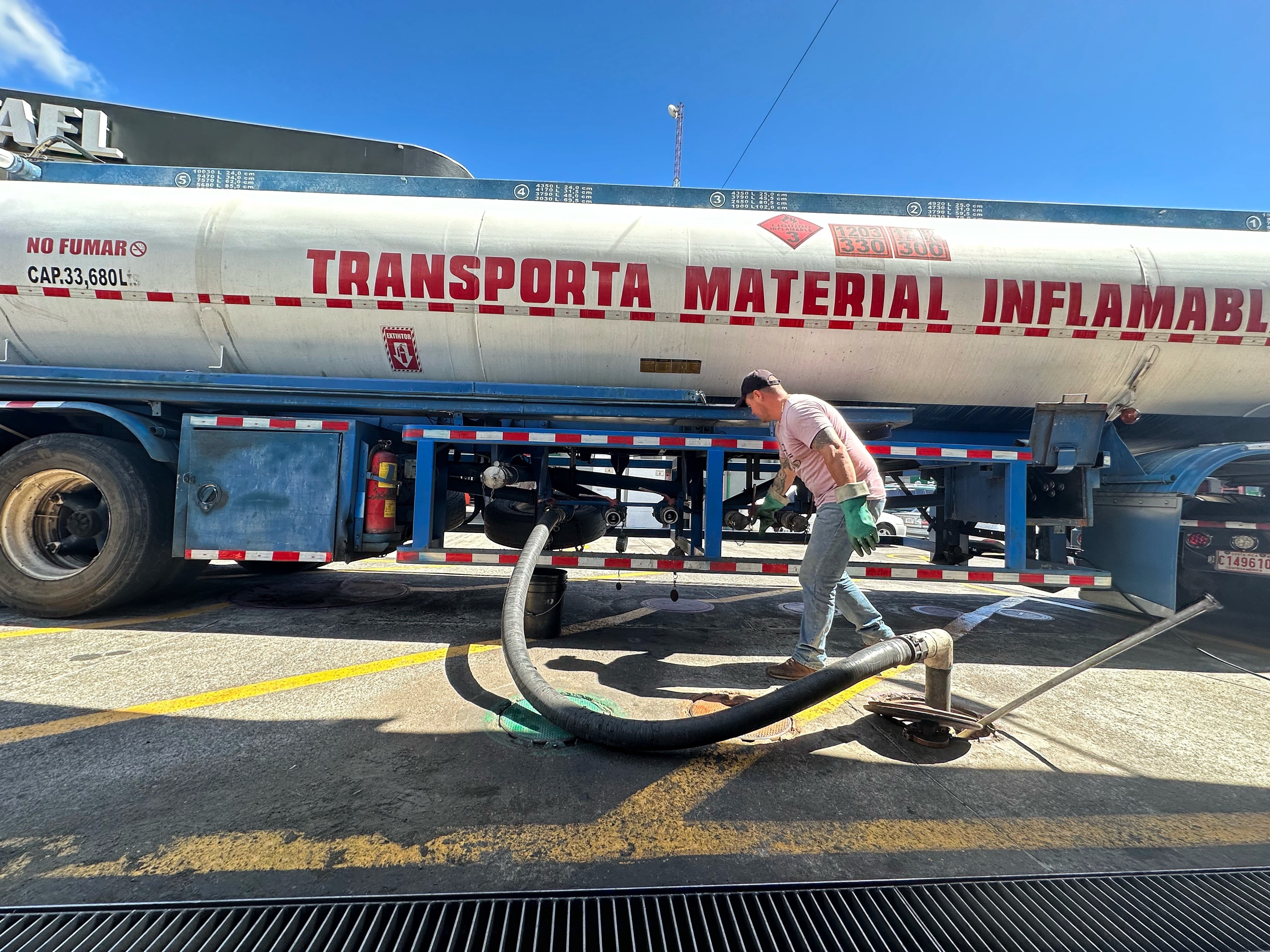 06/01/2023/ Jose Araya operando un camión cisterna suministrando gasolina a la Estación de Servicio San Rafael de Heredia / imagen para ilustrar baja o alza de de gasolina en el país / Foto John Durán