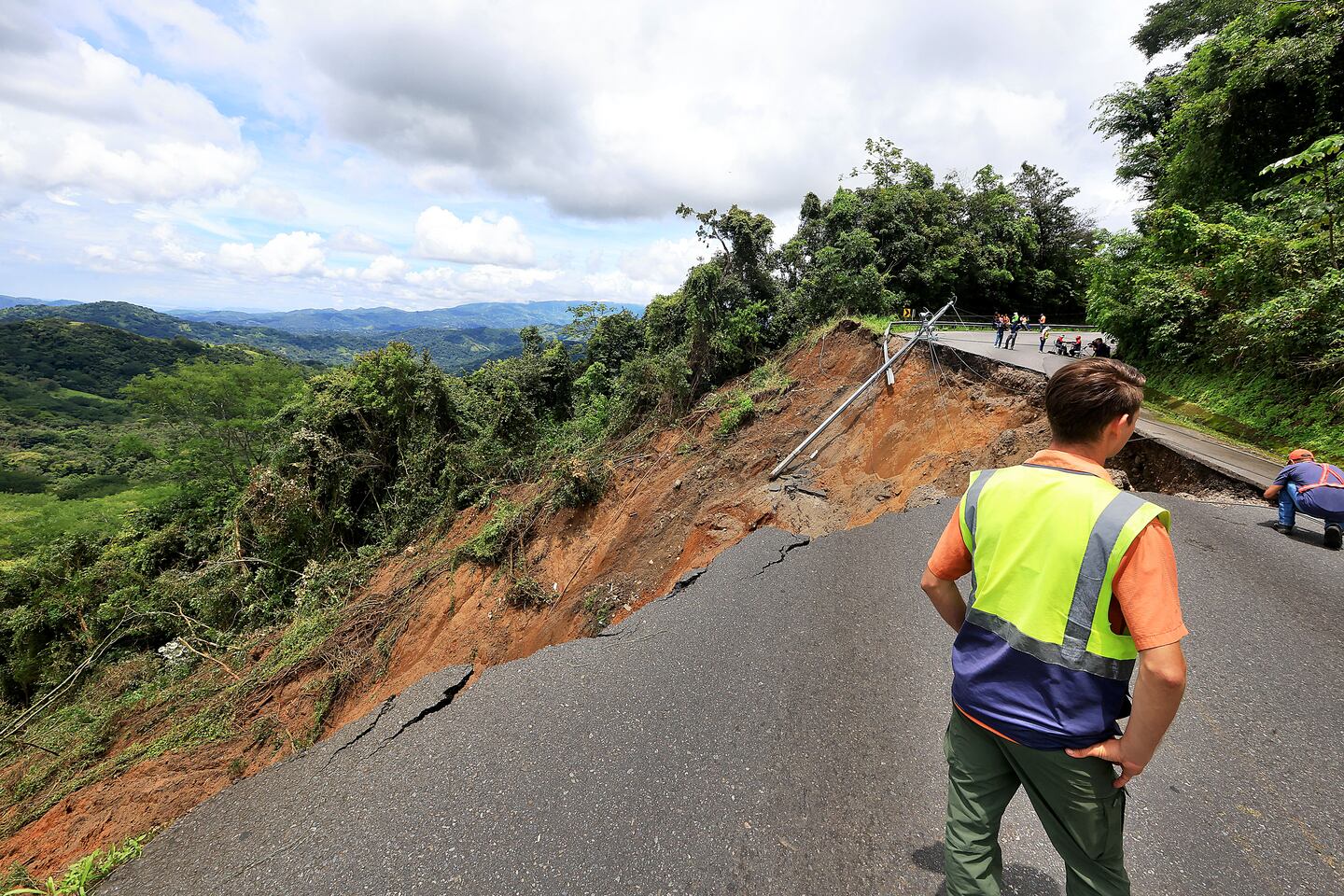 Derrumbe obliga cierre de carretera en Cambronero