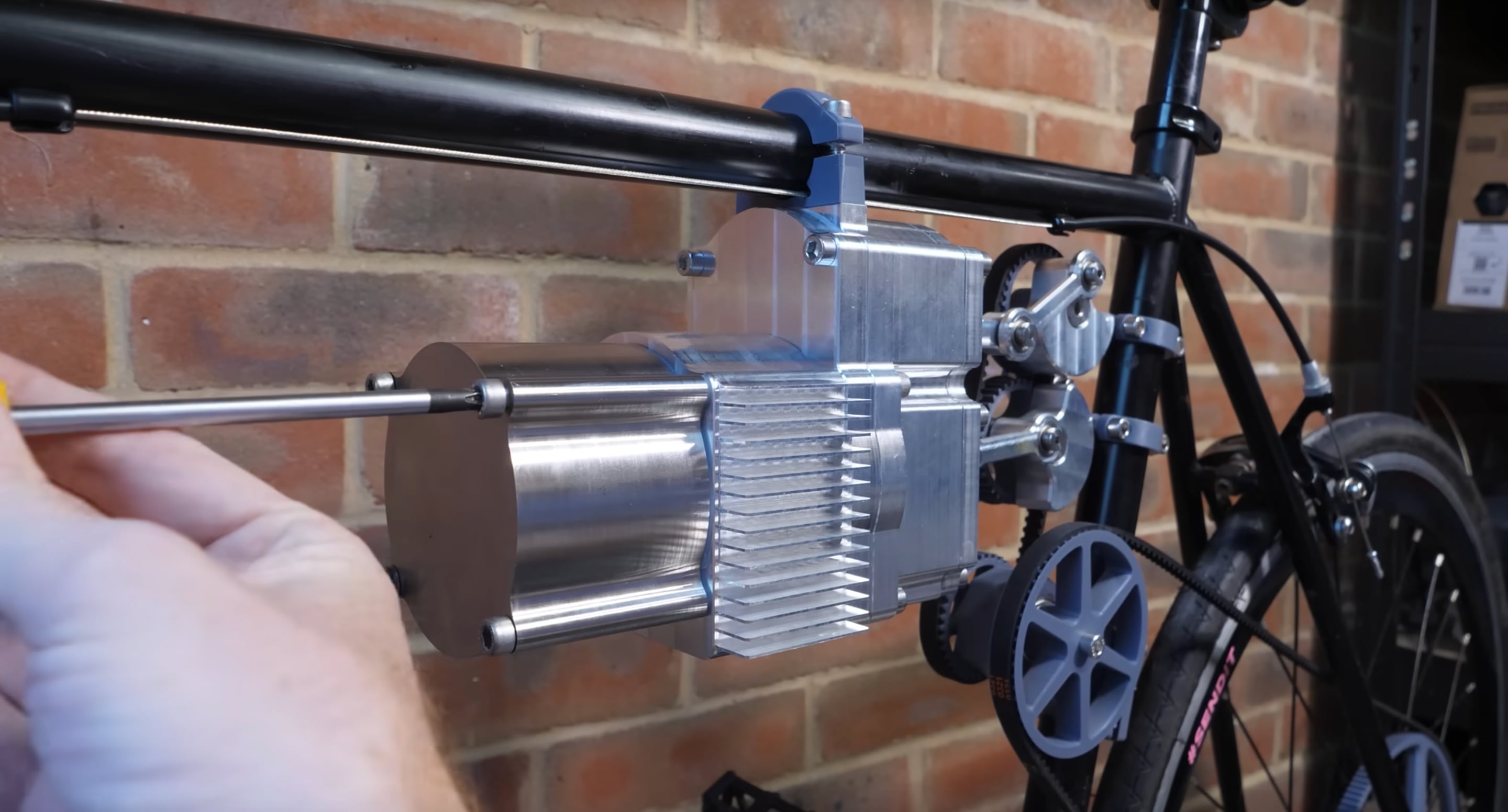 El motor funciona sin combustión ni electricidad. Solo requiere una fuente externa de calor para poner en marcha la bicicleta.