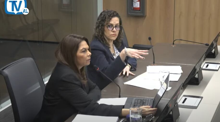 Elisa Solís Chacón y Hazel Valverde Richmond de la Sugef comparecen en la Asamblea Legislativa por cuestionamientos sobre la destitución de la Junta Directiva del Banco Nacional.