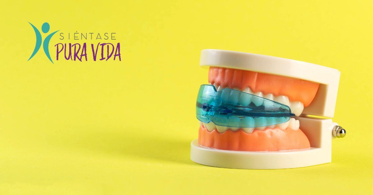 Composición fotográfica. A la derecha, un prototipo de mandíbula con una férula que se coloca para el bruxismo. A la izquierda, el logo de la sección Siéntase Pura Vida.