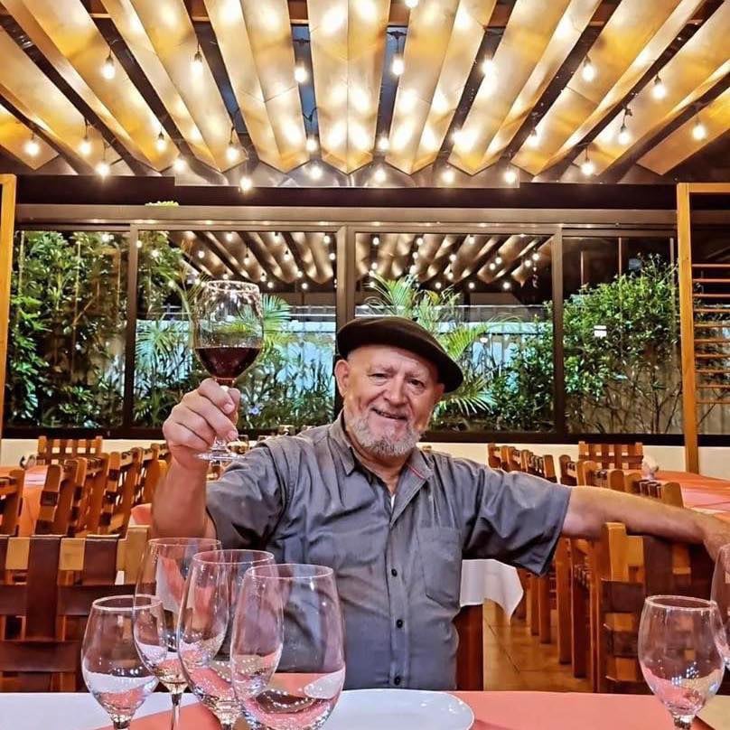 Una copa en alto en la casa que él mismo construyó. Aguilar transformó una vocación religiosa y una vida de andar con la mochila al hombro por Centroamérica en uno de los restaurantes más queridos del país.