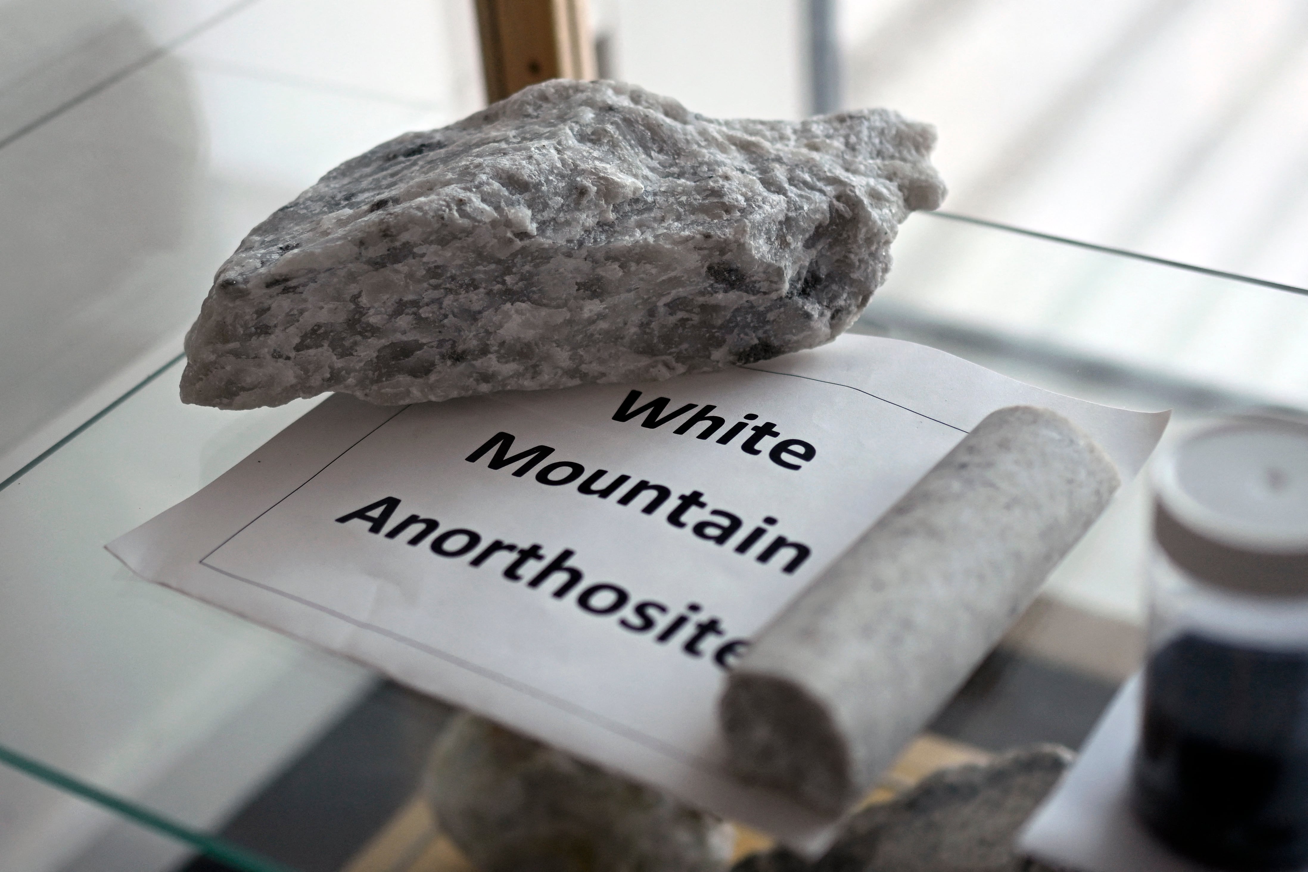 La anortosita, utilizada en aplicaciones industriales como la fabricación de vidrio especializado, es uno de los pocos minerales que actualmente se explotan en Groenlandia.