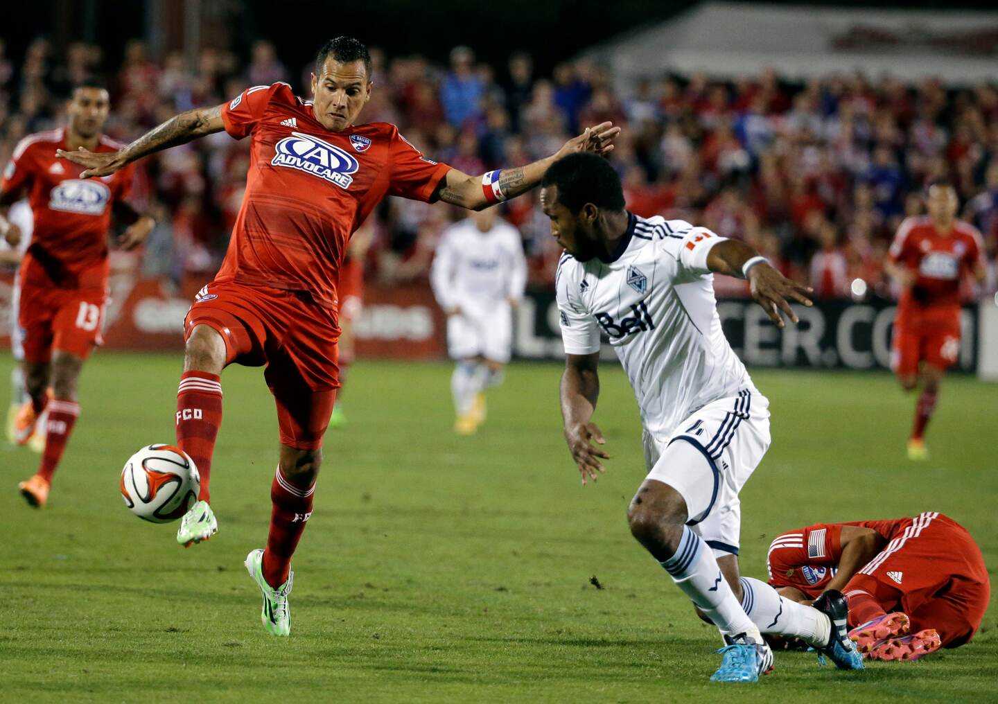 El panameño Blas Pérez, delantero de FC Dallas, controla el balón ante la marca del costarricense Kendall Waston, zaguero del Vancouver Whitecaps, durante el partido de este miércoles en Frisco, Texas.