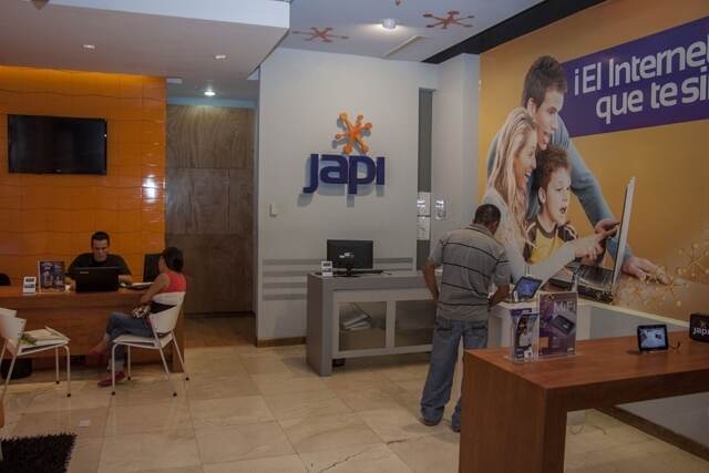 IBW comercializa sus servicios de Internet bajo la marca Japi. Esta es la tienda de Avenida Escazú. | PABLO MONTIEL.