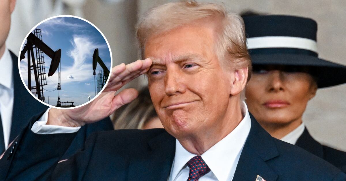 Donald Trump saludando en su ceremonia de juramentación como el 47.º presidente de los Estados Unidos, con un gráfico de bombas petroleras que resalta su enfoque en la producción energética nacional.