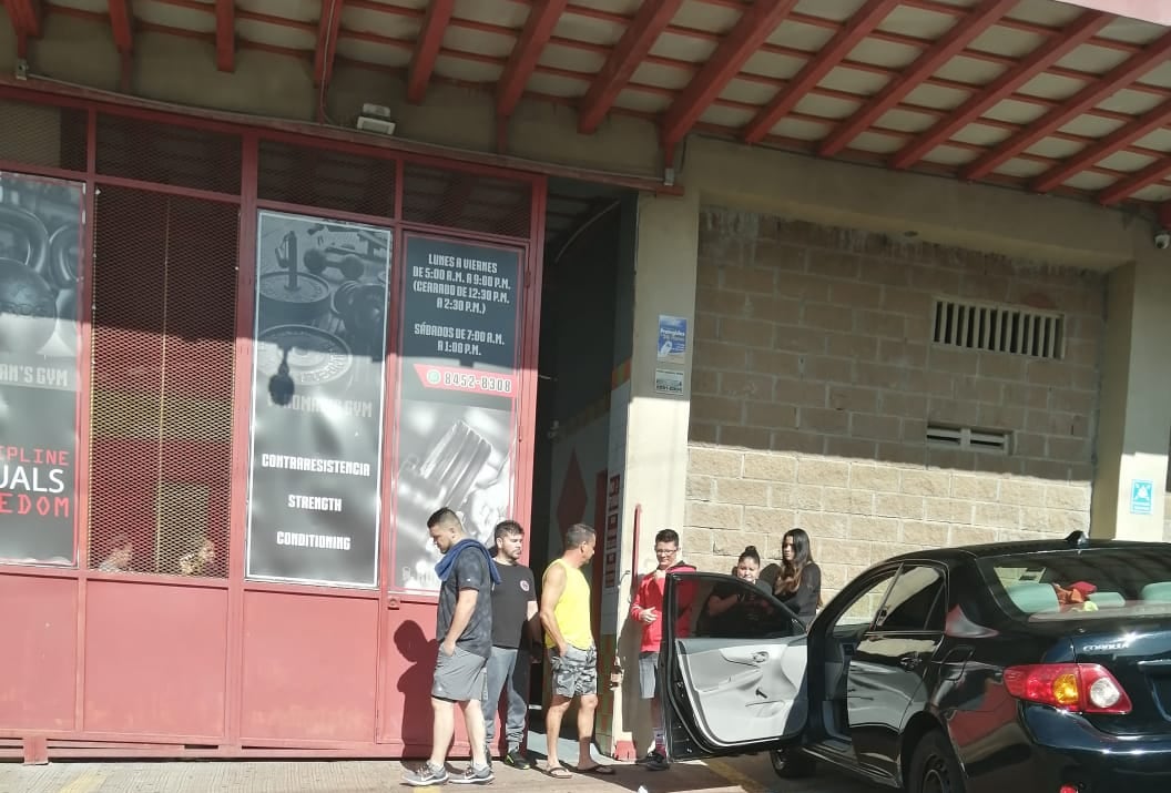 A las 7:47 a. m. un tiroteo frente a un gimnasio en La Unión dejó sin vida al conductor de este automóvil. Foto: Cortesía.