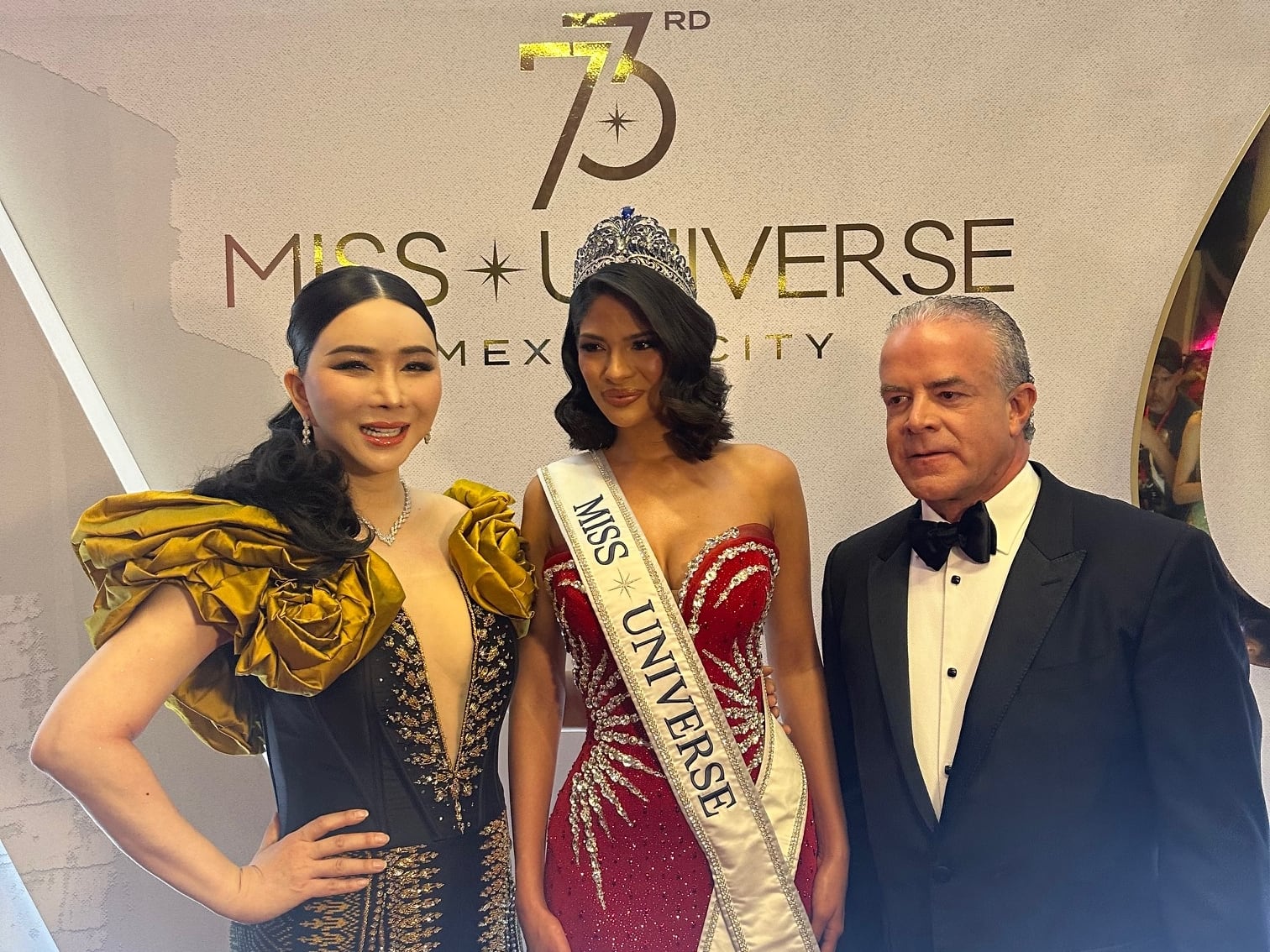 Anne Jakrajutatip, dueña de Miss Universo, Sheynnis Palacios, reina anterior y Ricardo Rocha, copropietario del concurso, estuvieron cerca de nosotros.