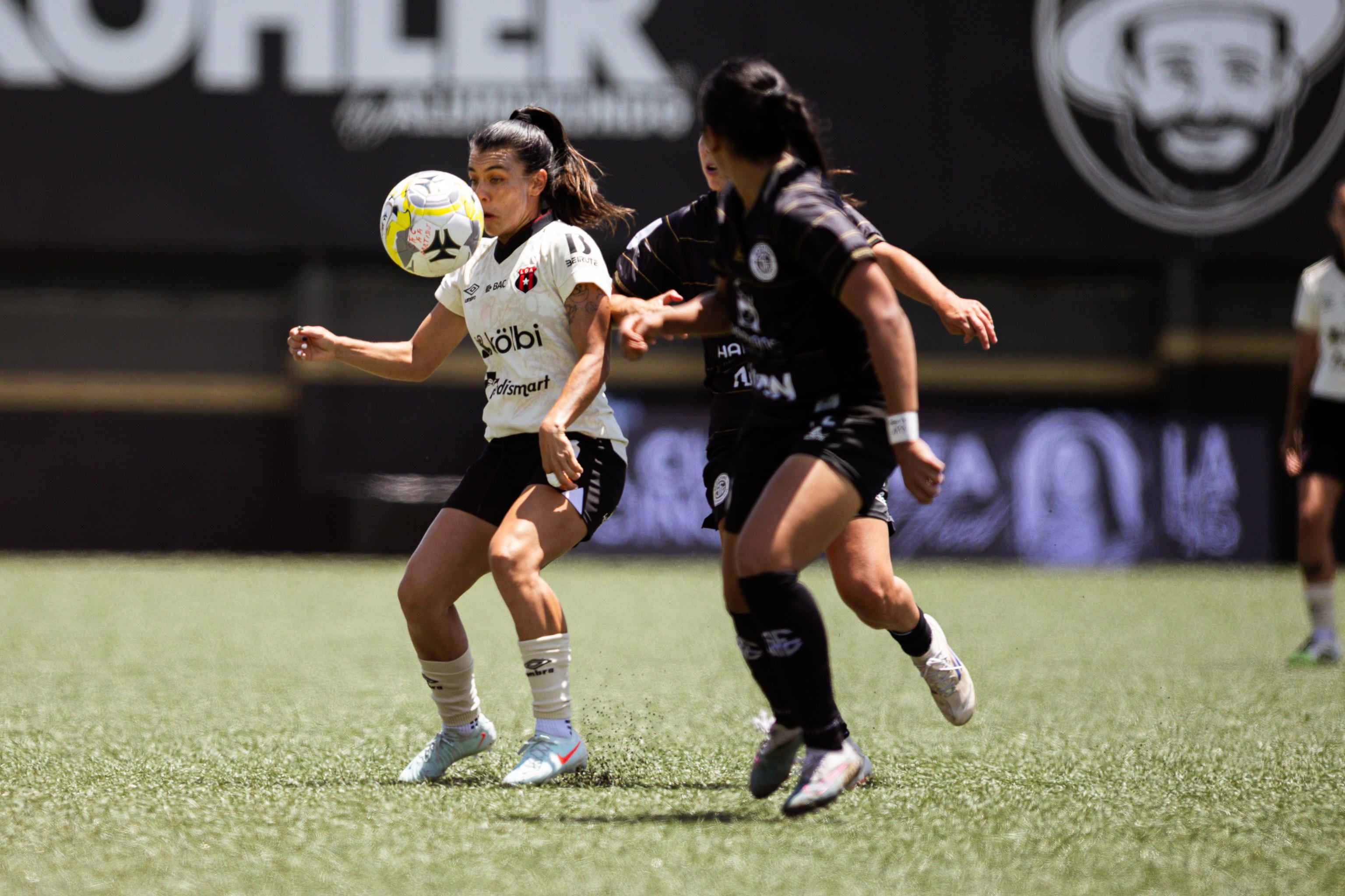 El partido entre Sporting y Liga Deportiva Alajuelense se disputó bajo una temperatura muy alta.