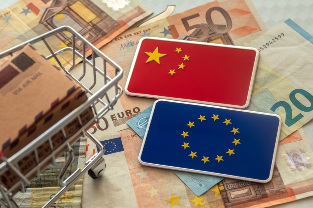 Banderas de China y Europa junto con dinero y un carrito de compras