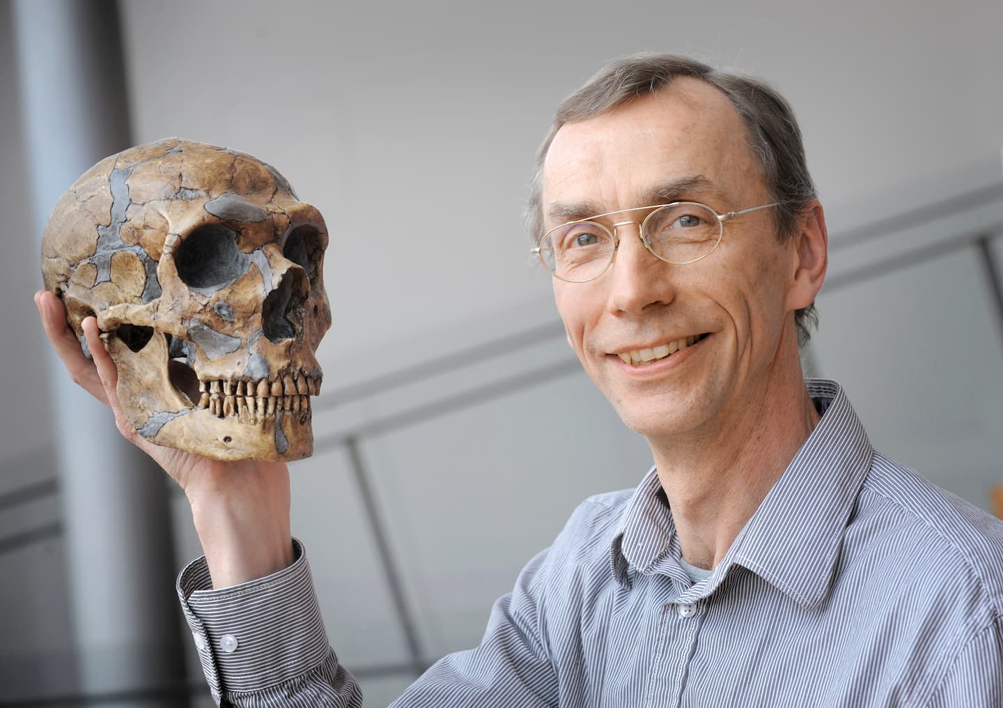 Prof. Dr. Svante Pääbo sequenziert mit seinem Team am Max-Planck-Institut für Evolutionäre Anthropologie in Leipzig das Genom des Neandertalers.
Reportage am 27.4.2010
Professor Dr. Svante Pääbo
An international consortium of researchers is sequencing the 3 billion bases that make up the genome of our closest relative – the NeandertalThe sequence is generated from DNA extracted from three Croatian Neandertal fossils, using novel methods developed for this project.The Neandertal genome sequence will clarify the evolutionary relationship between humans and Neandertals as well as help identify those genetic changes that enabled modern humans to leave Africa and rapidly spread around the world, starting around 100.000 years ago.
