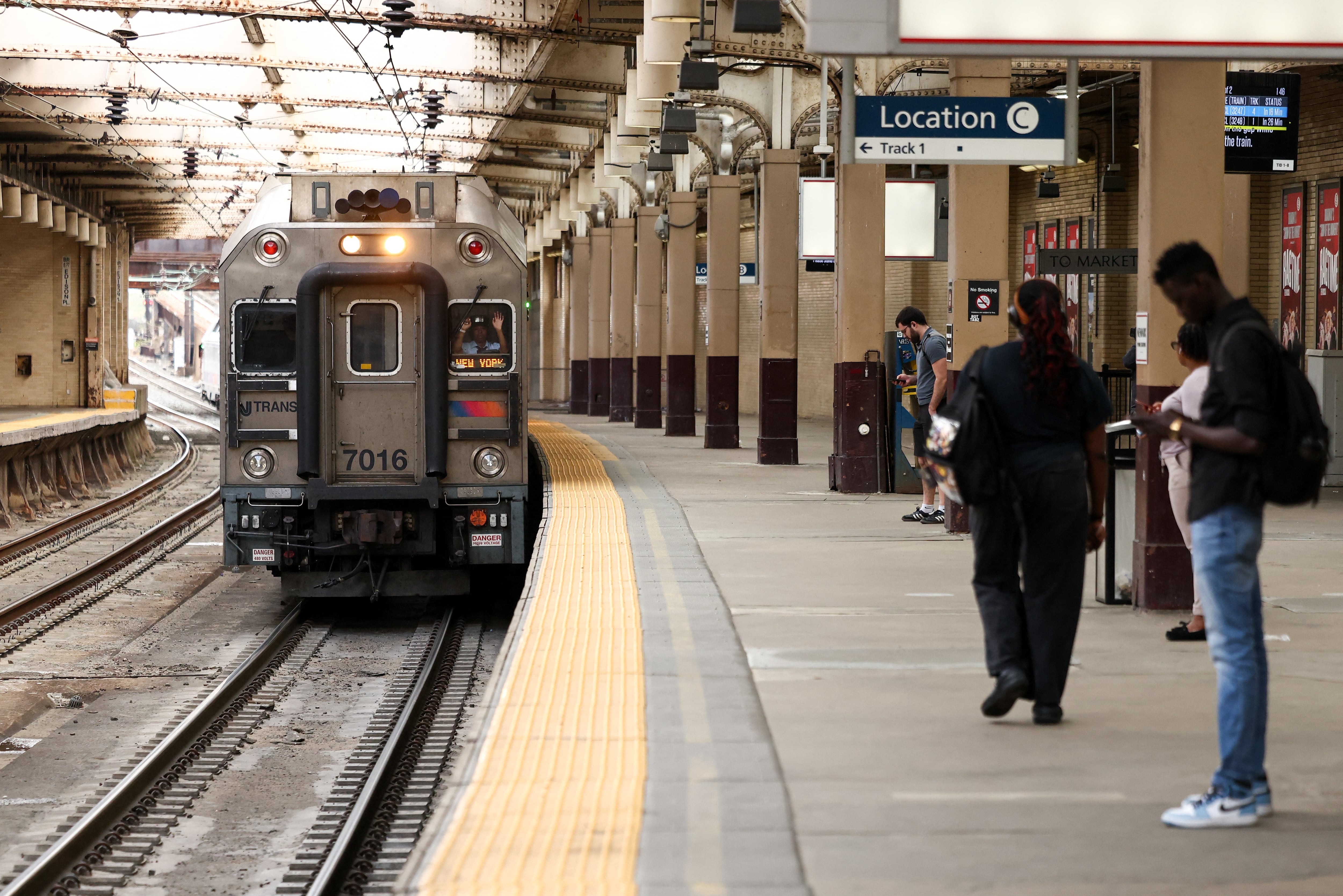 Un tren de NJ Transit con destino a Nueva York llega a la estación Newark Penn Station en Newark, Nueva Jersey, el 17 de abril de 2026. Los aficionados al fútbol han expresado su indignación por el precio exorbitante del transporte público para asistir a los partidos del Mundial, tras los informes de que las autoridades de transporte estadounidenses han aumentado los precios solo para el torneo de este verano. Según un informe de The Athletic, New Jersey Transit planea cobrar a los aficionados más de 100 dólares por los billetes desde Penn Station en Manhattan hasta el MetLife Stadium en Nueva Jersey durante el Mundial. Un billete de ida y vuelta para este trayecto normalmente cuesta 12,90 dólares.