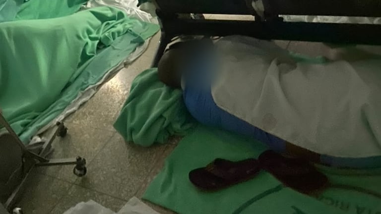 Pacientes duermen en el suelo o acostados en sillas: se agrava la crisis en el hospital de Liberia