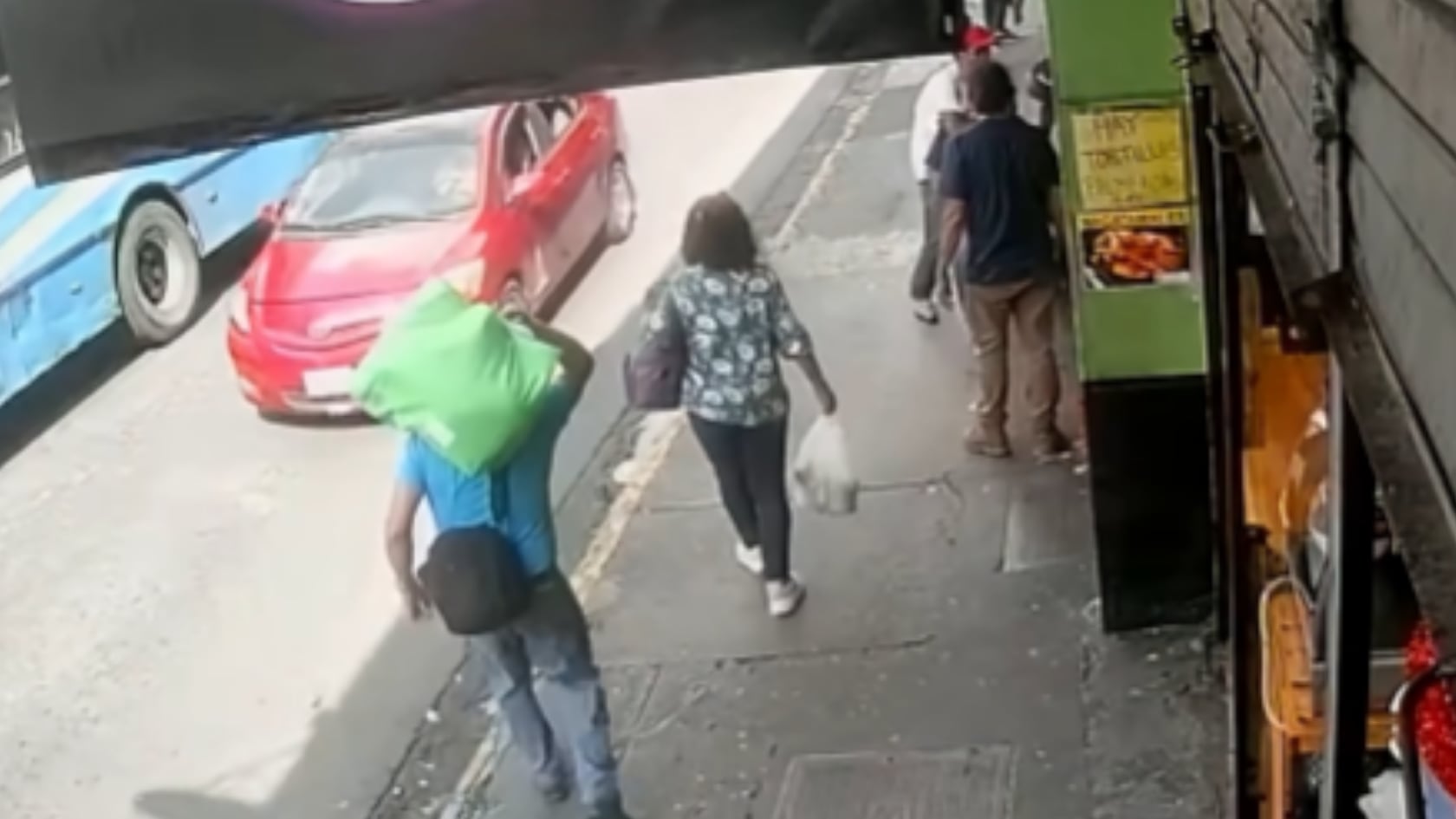 La víctima murió en el centro de San José. Cámaras de la zona captaron la agresión y la huida de los sospechosos.