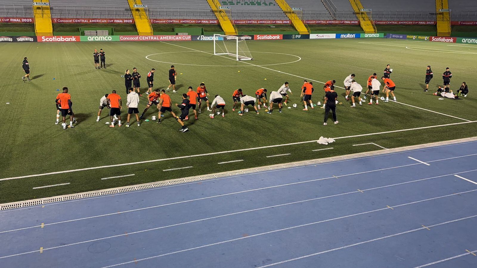 Liga Deportiva Alajuelense reconoció la cancha sintética del Estadio Cementos Progreso, donde jugará contra Xelajú en el pulso final por la corona de la Copa Centroamericana de Concacaf.