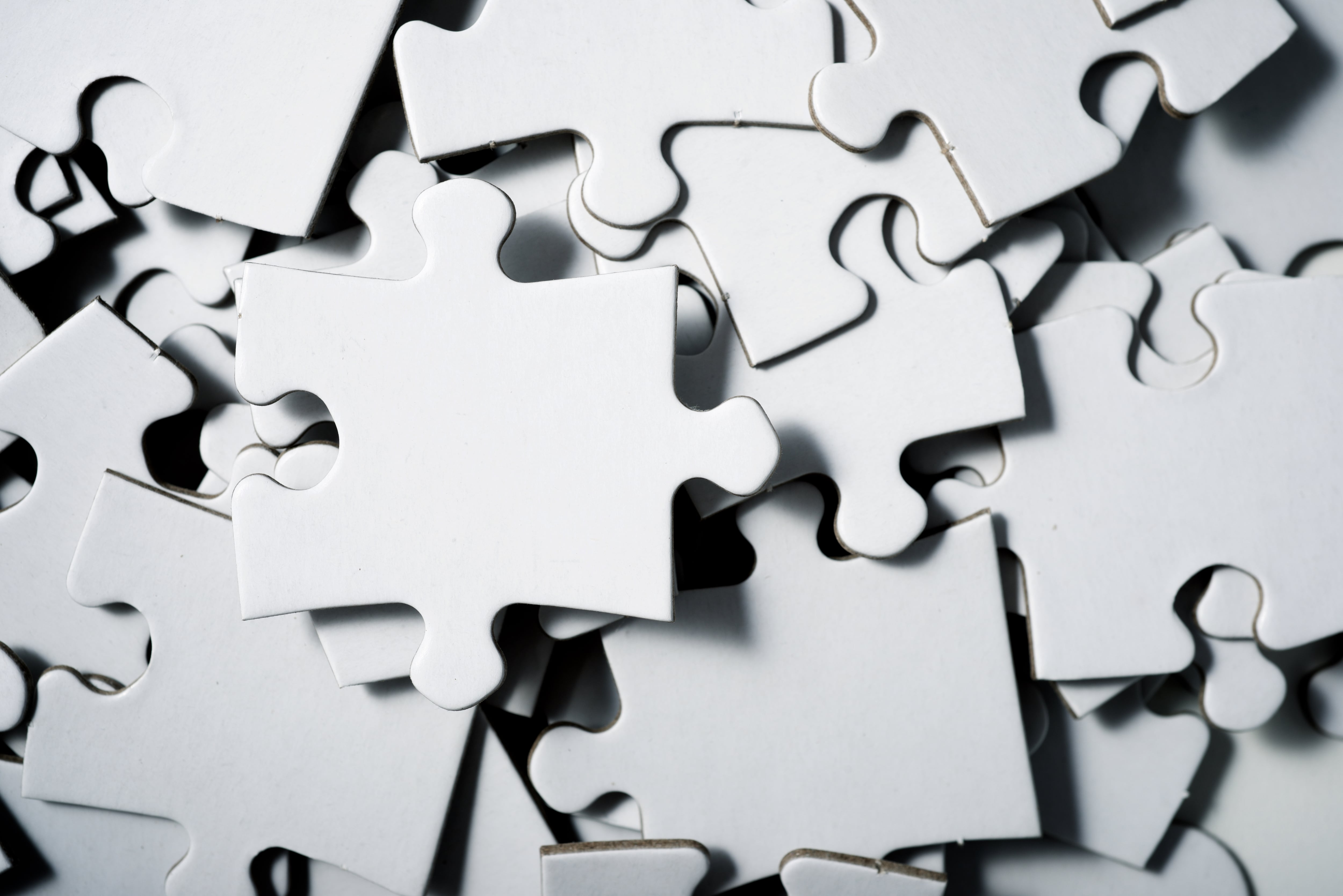 piezas de rompecabezas en desorden, piezas que no calzan