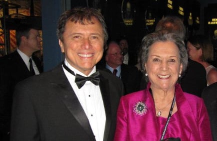 El astronauta costarricense Frankling Chang y su madre María Eugenia Díaz Romero en imagen publicada en Facebook en el 2012.