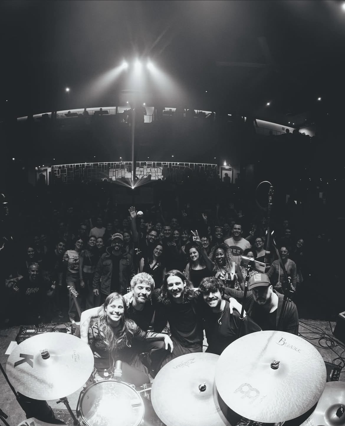 La banda y sus seguidores celebrando sus 10 años tras un concierto en Jazz Café, el 16 de noviembre 2025.