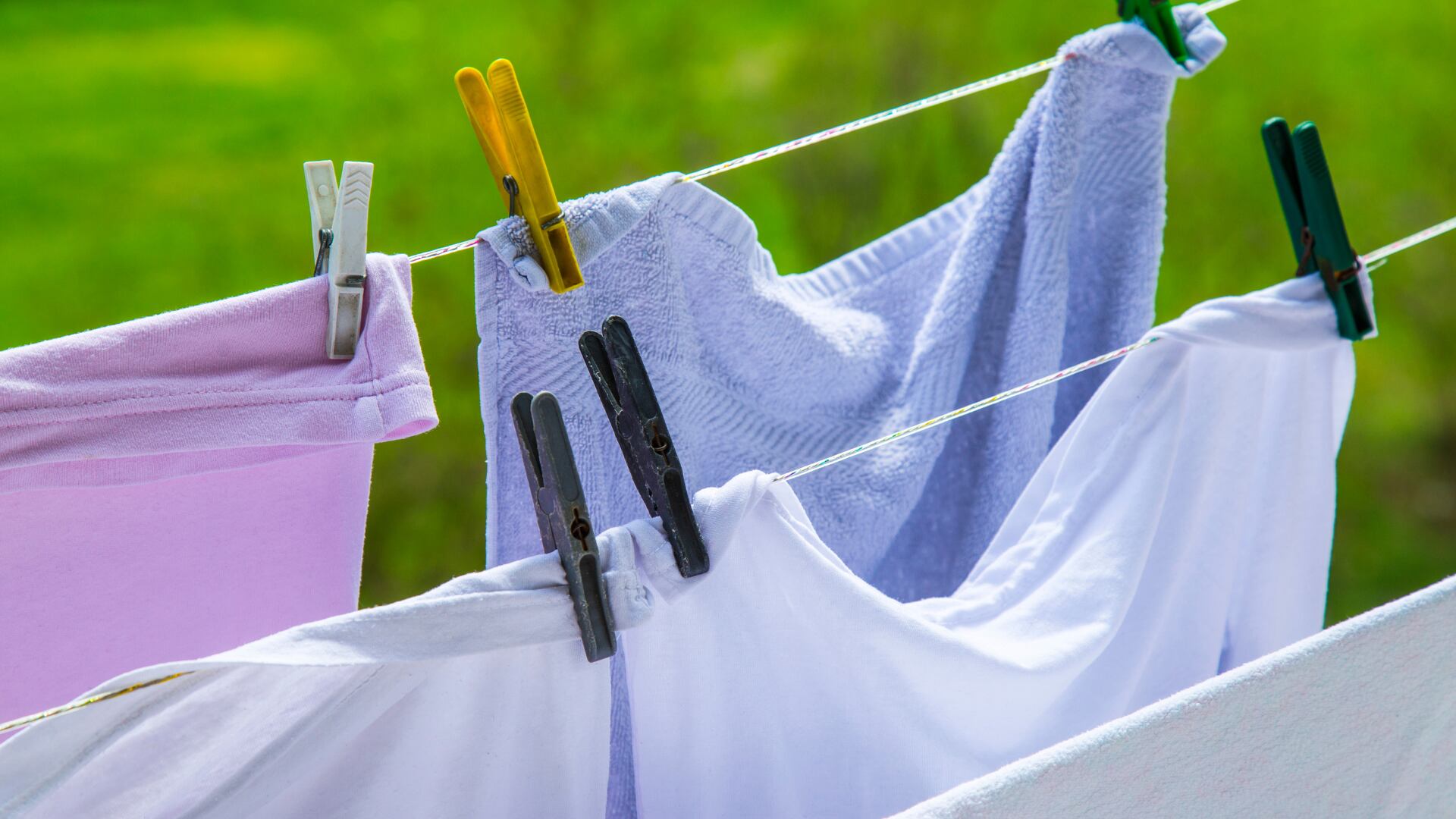 En días fríos, no siempre es fácil saber si la ropa ya se secó. Este truco casero ayuda a evitar malos olores y errores al guardarla.