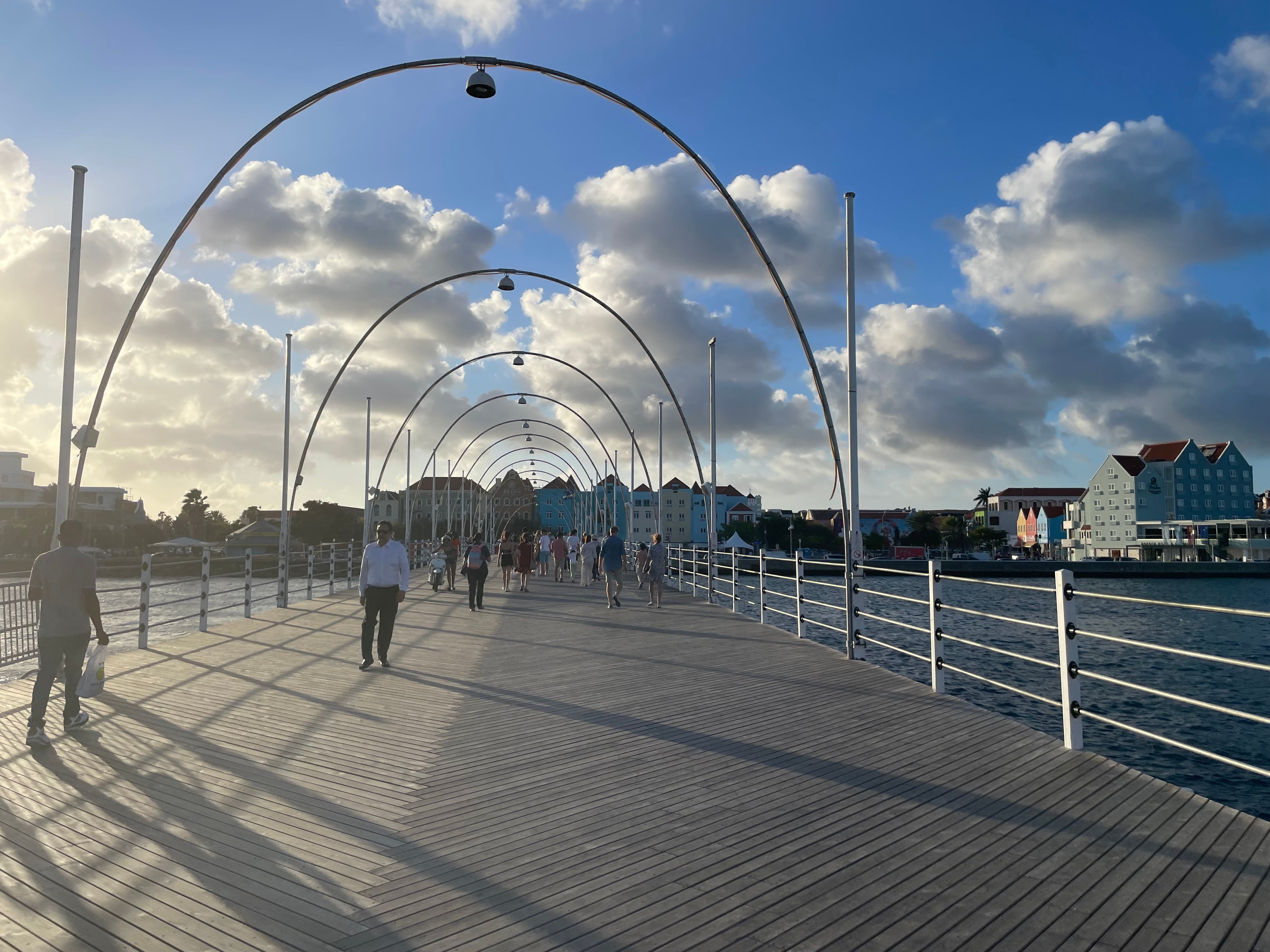 Este es el puente de la reina Emma en Willemstad, Curazao.