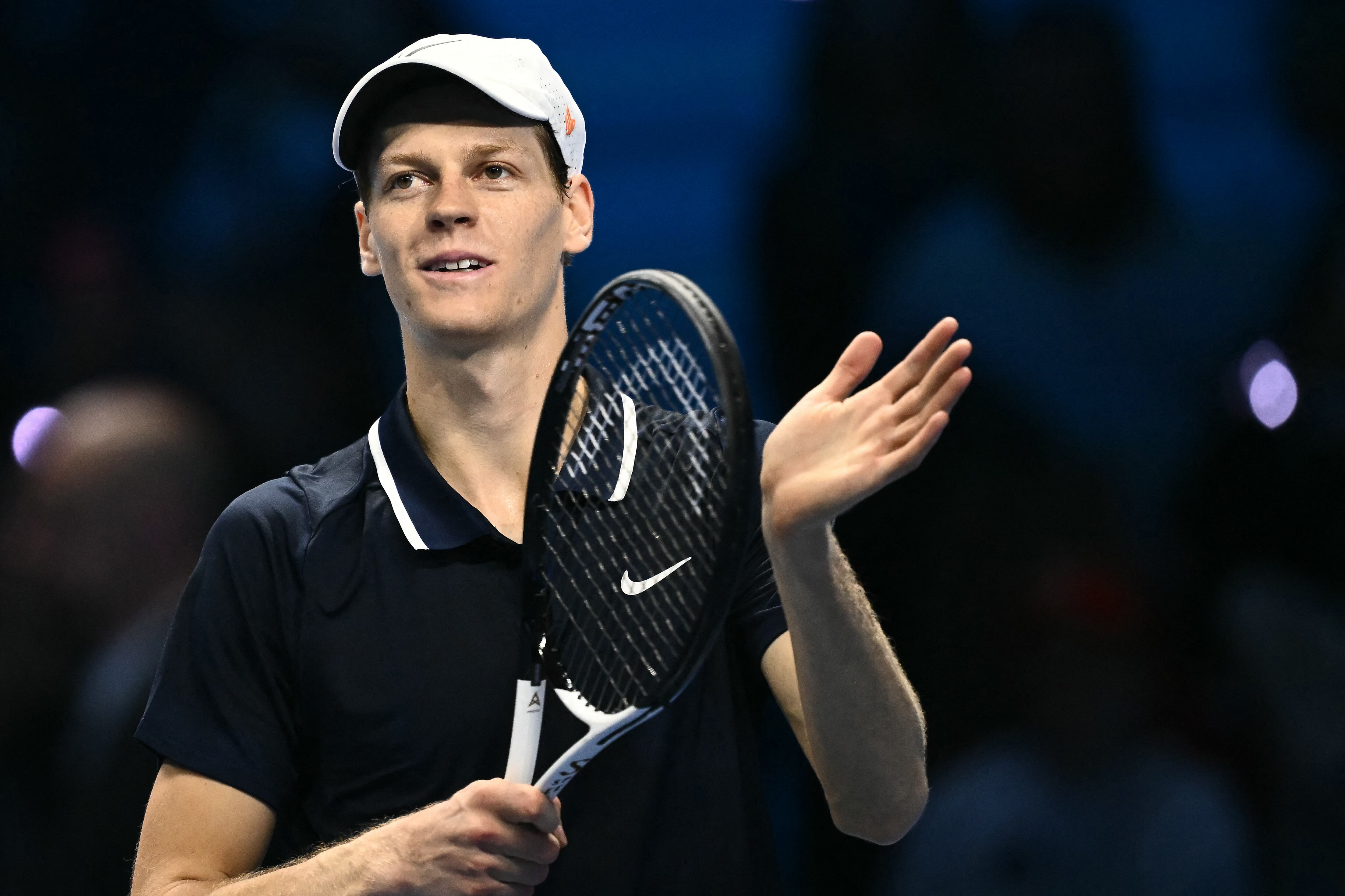 Jannik Sinner celebra su victoria contra Casper Ruud en la semifinal del Masters ATP en Turín.