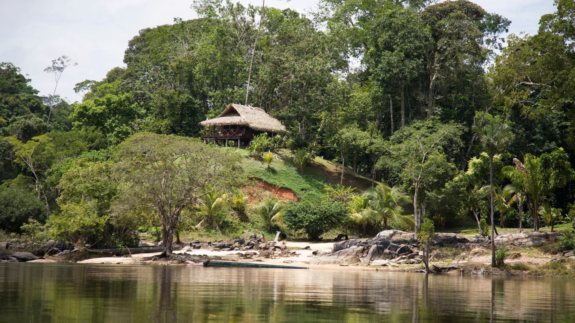 Surinam combina herencia neerlandesa, diversidad étnica y un anhelo histórico: jugar su primer Mundial mientras enfrenta tensiones políticas y deportivas.