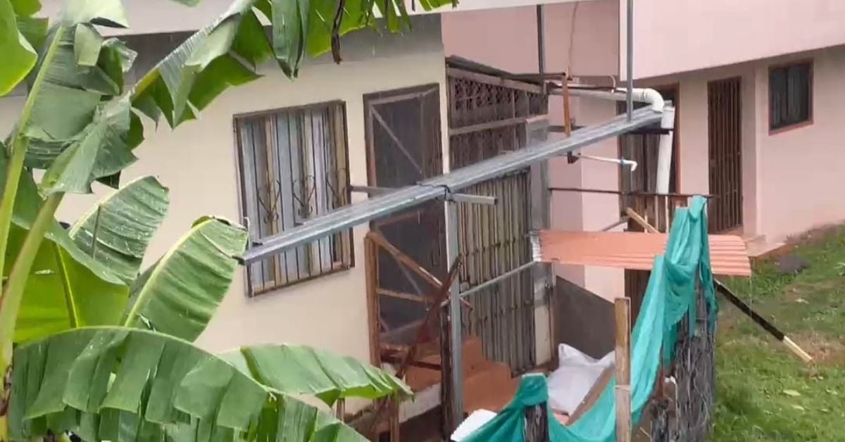 Al parecer, el fallecido se encontraba realizando labores de soldadura cuando entró en contacto con un cable de alta tensión y recibió una descarga letal.